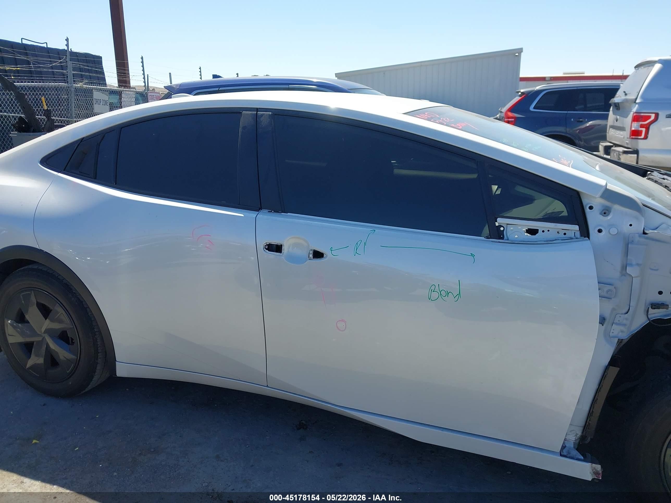 2024 Toyota Prius Le White vin: JTDACAAU7R3015626