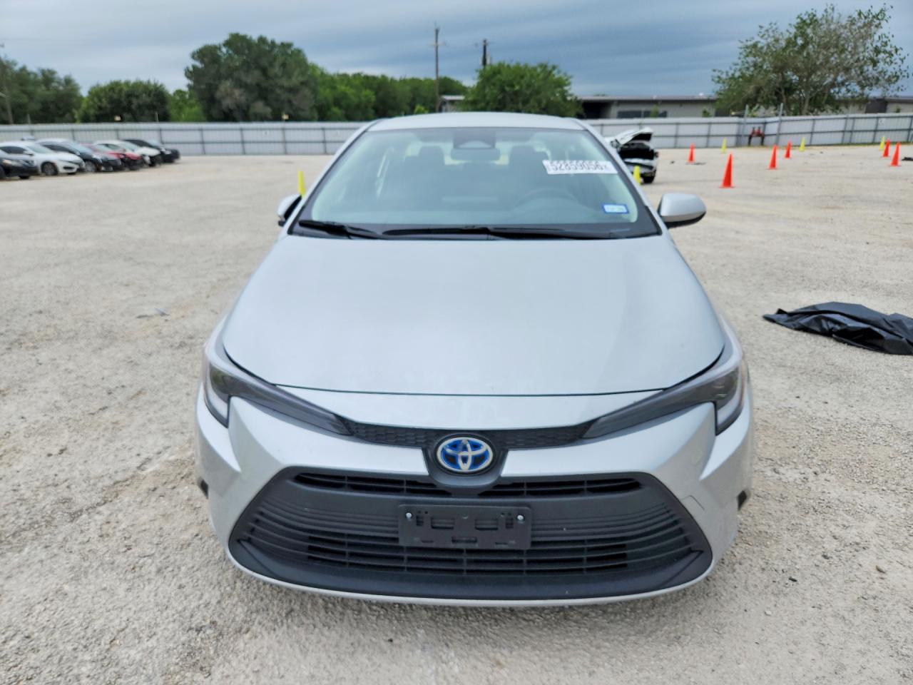 2025 Toyota Corolla Hybrid Le Silver vin: JTDBCMFE4S3075442
