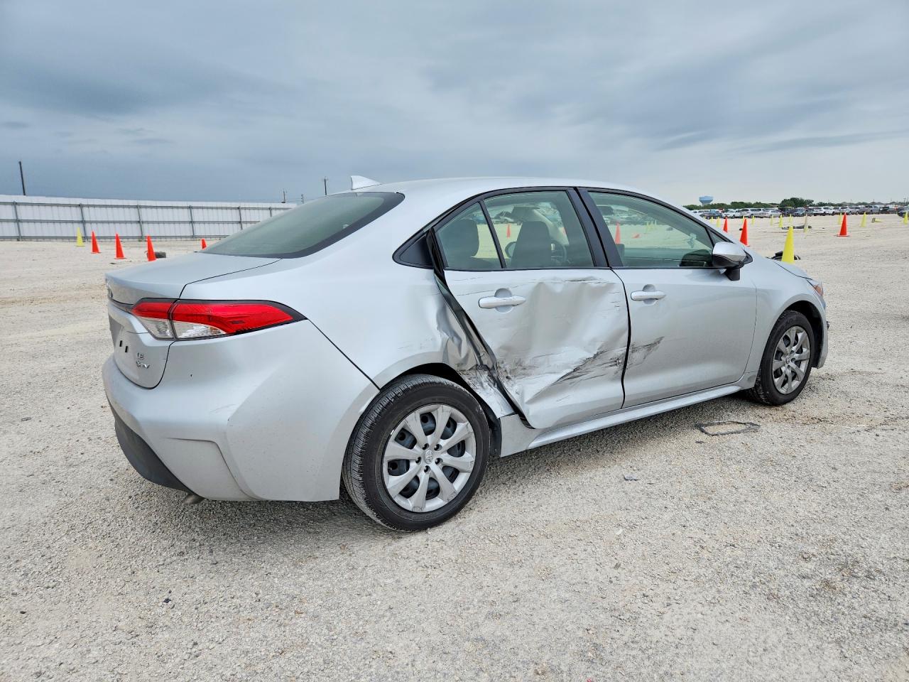 2025 Toyota Corolla Hybrid Le Silver vin: JTDBCMFE4S3075442