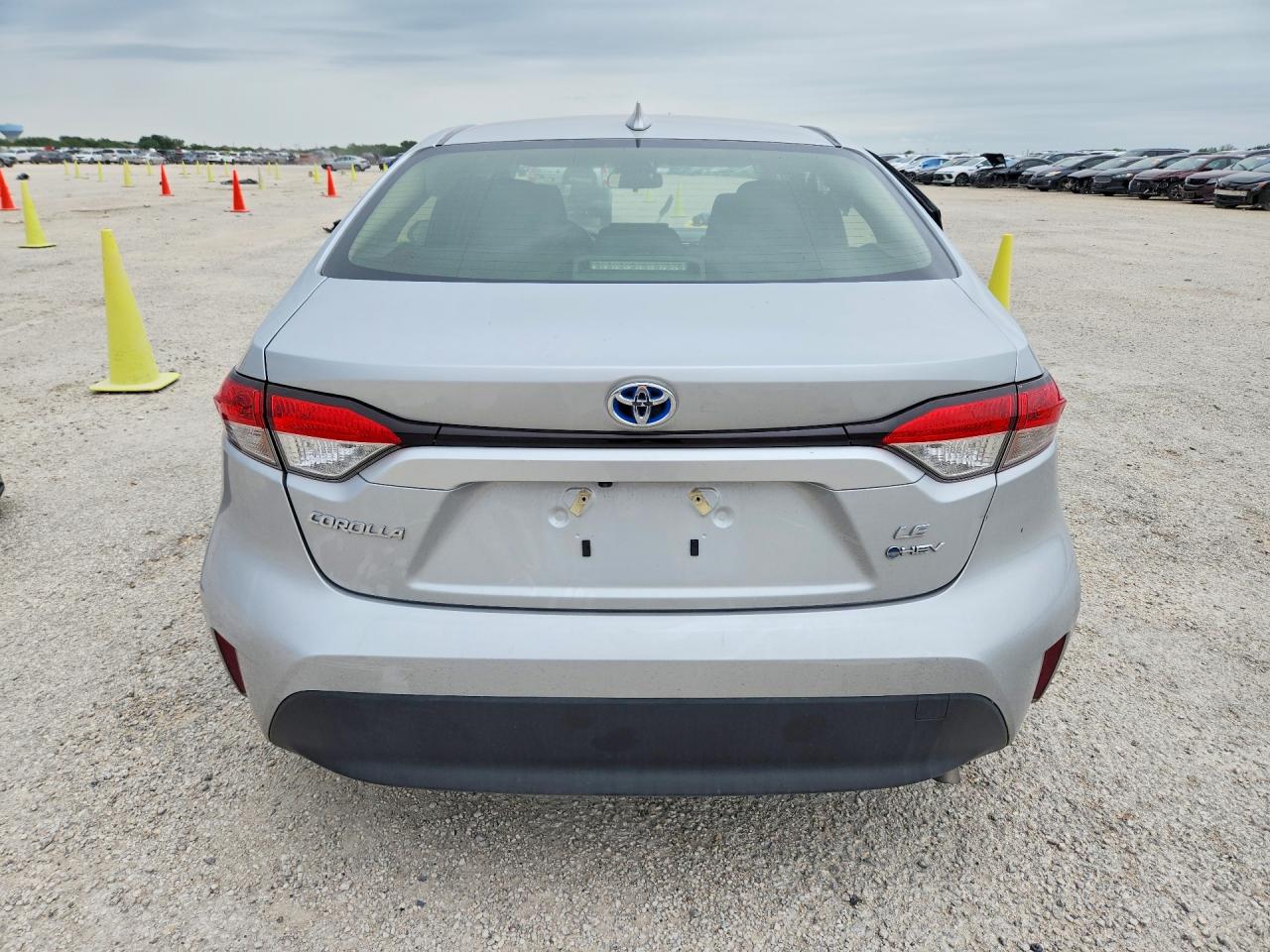 2025 Toyota Corolla Hybrid Le Silver vin: JTDBCMFE4S3075442