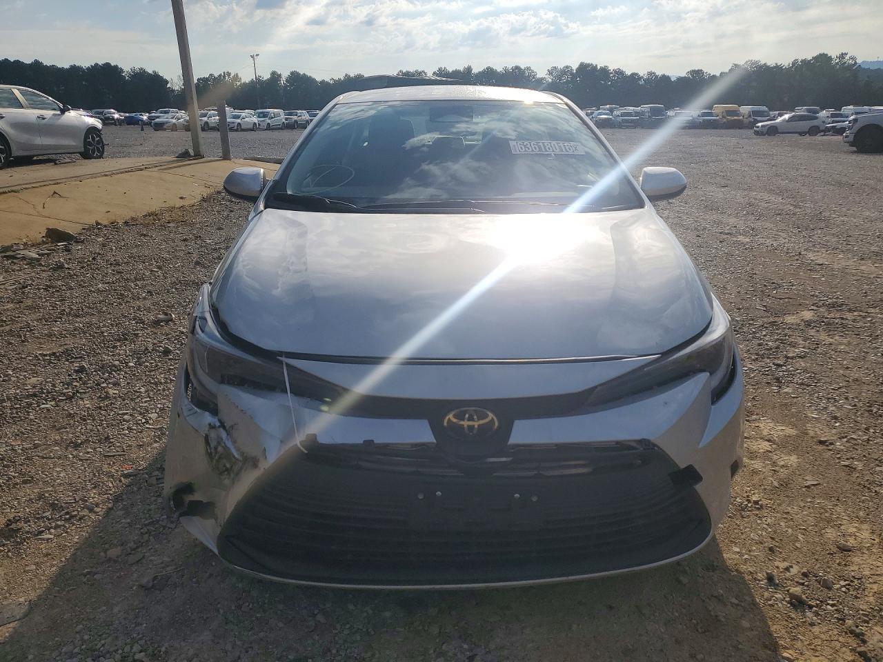 2026 Toyota Corolla Hybrid Le Silver vin: JTDBCMFE5T3137061