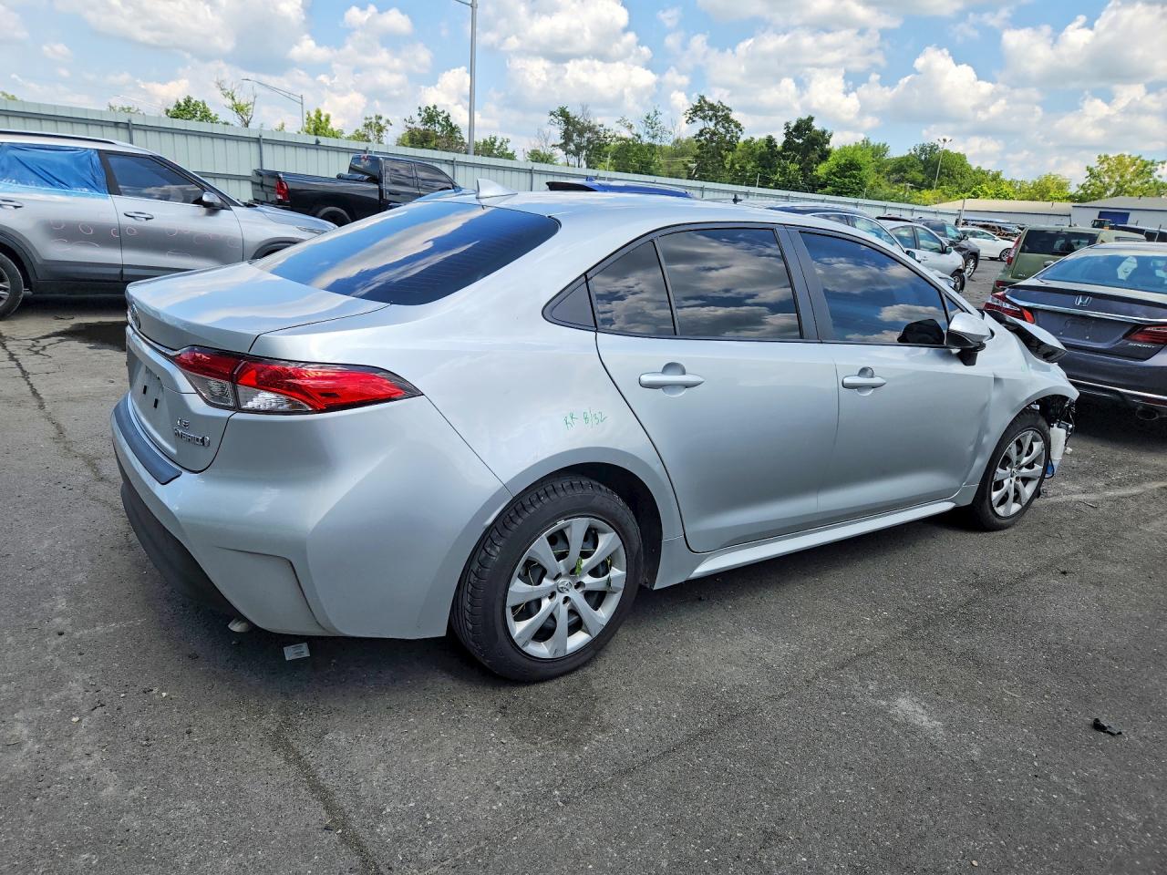 2024 Toyota Corolla Hybrid Le Silver vin: JTDBCMFE6R3051976