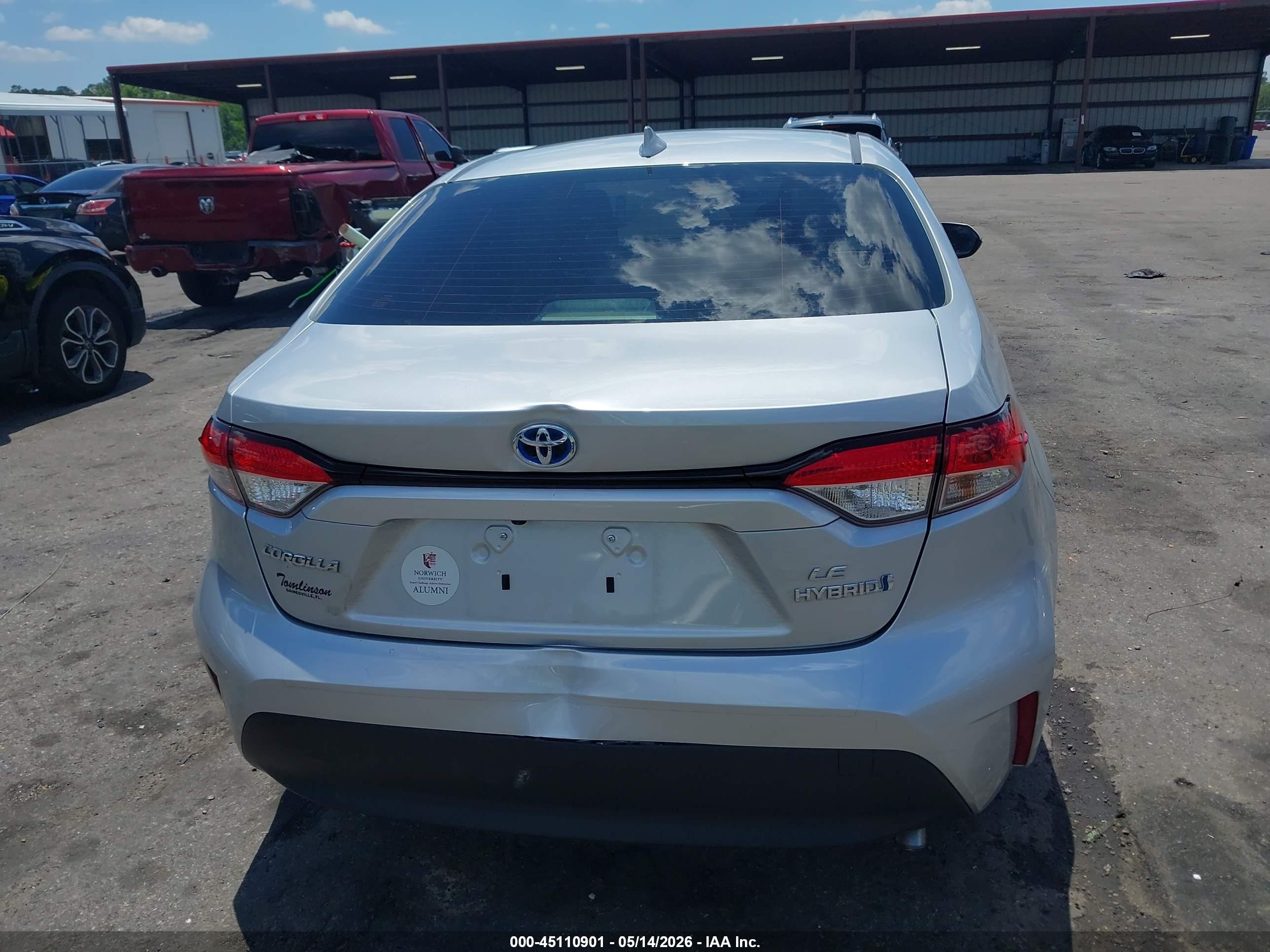 2024 Toyota Corolla Hybrid Le Silver vin: JTDBCMFE9R3046710
