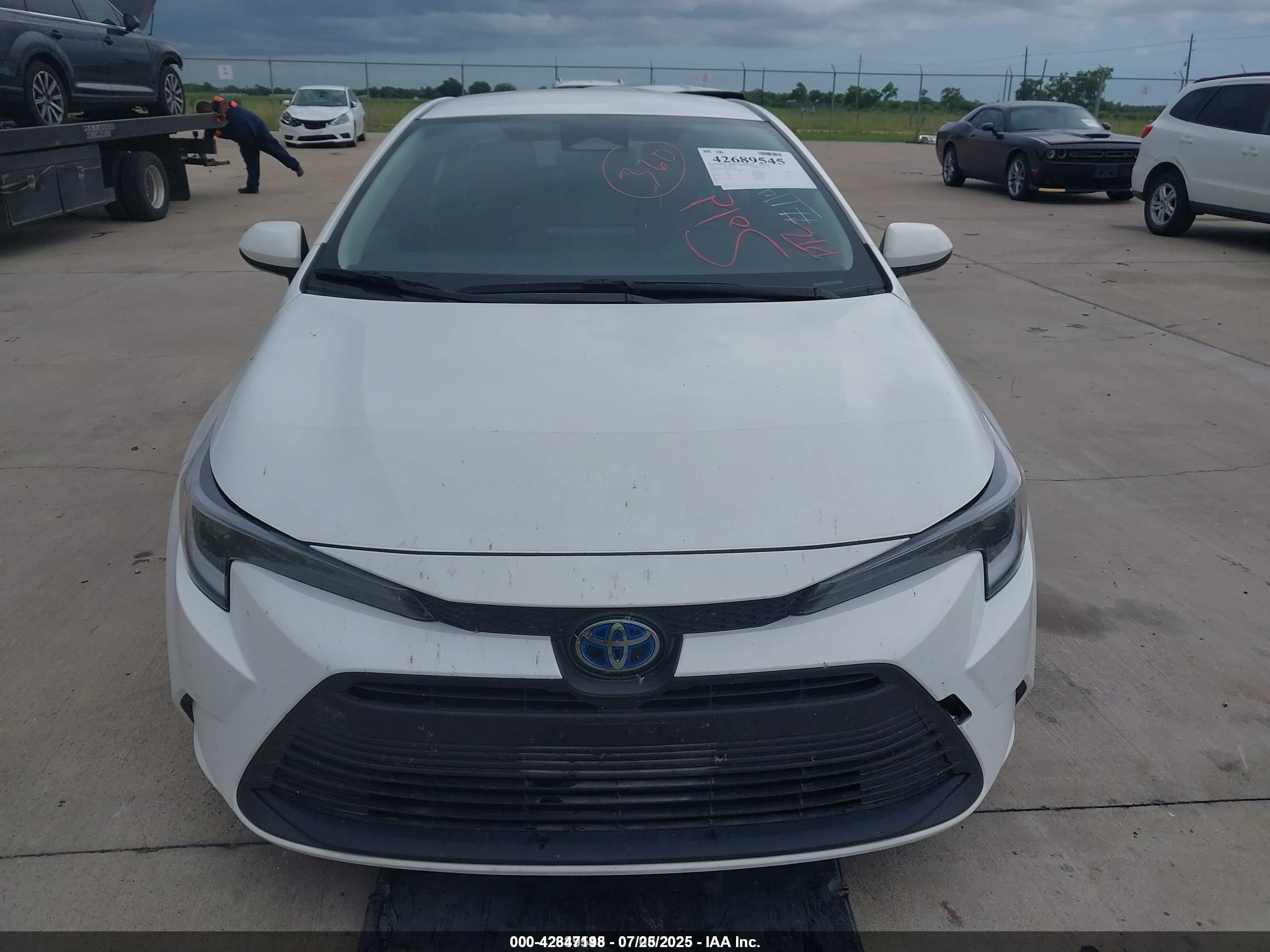 2024 Toyota Corolla Hybrid Le White vin: JTDBCMFEXR3054850