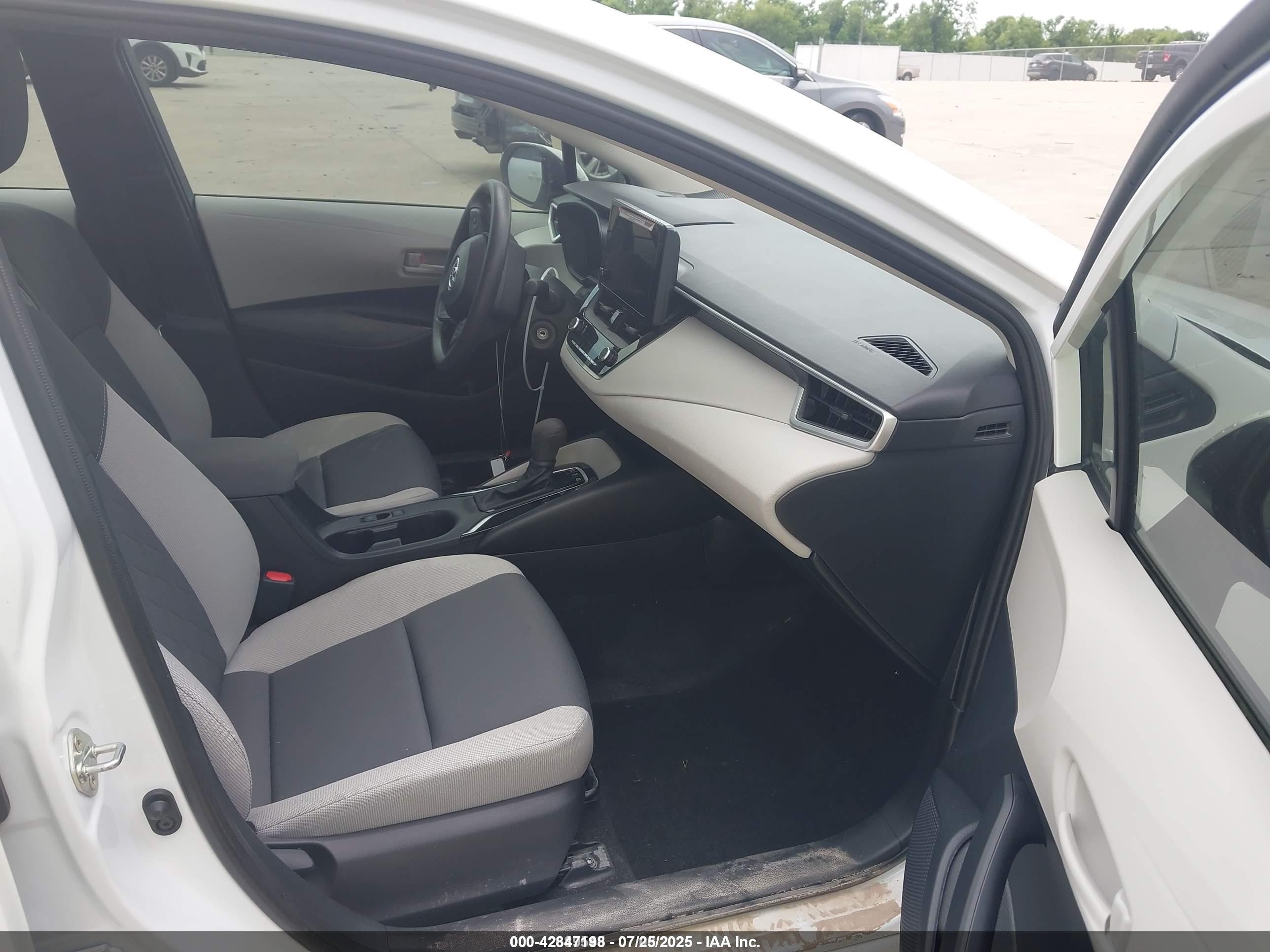 2024 Toyota Corolla Hybrid Le White vin: JTDBCMFEXR3054850