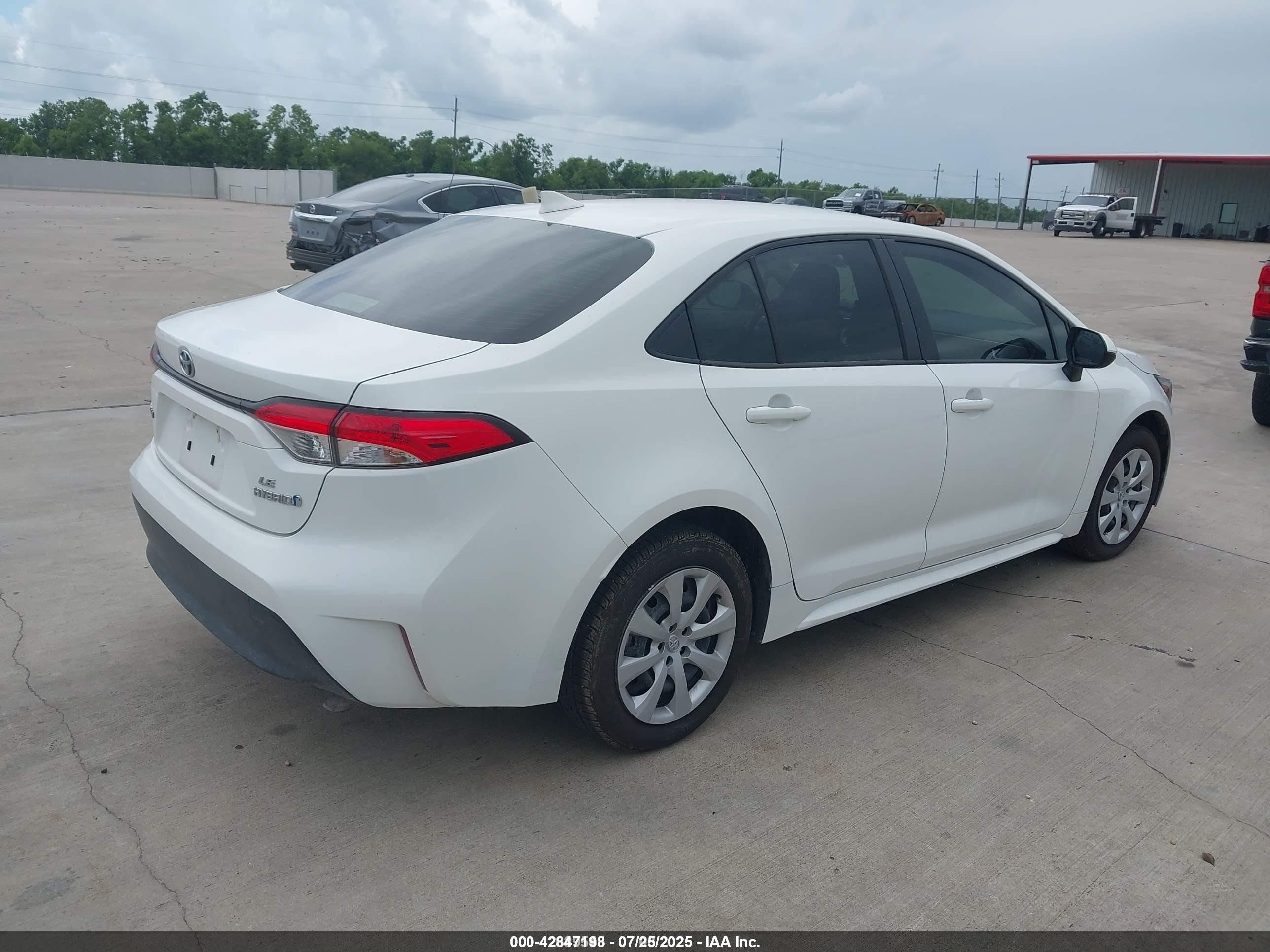 2024 Toyota Corolla Hybrid Le White vin: JTDBCMFEXR3054850