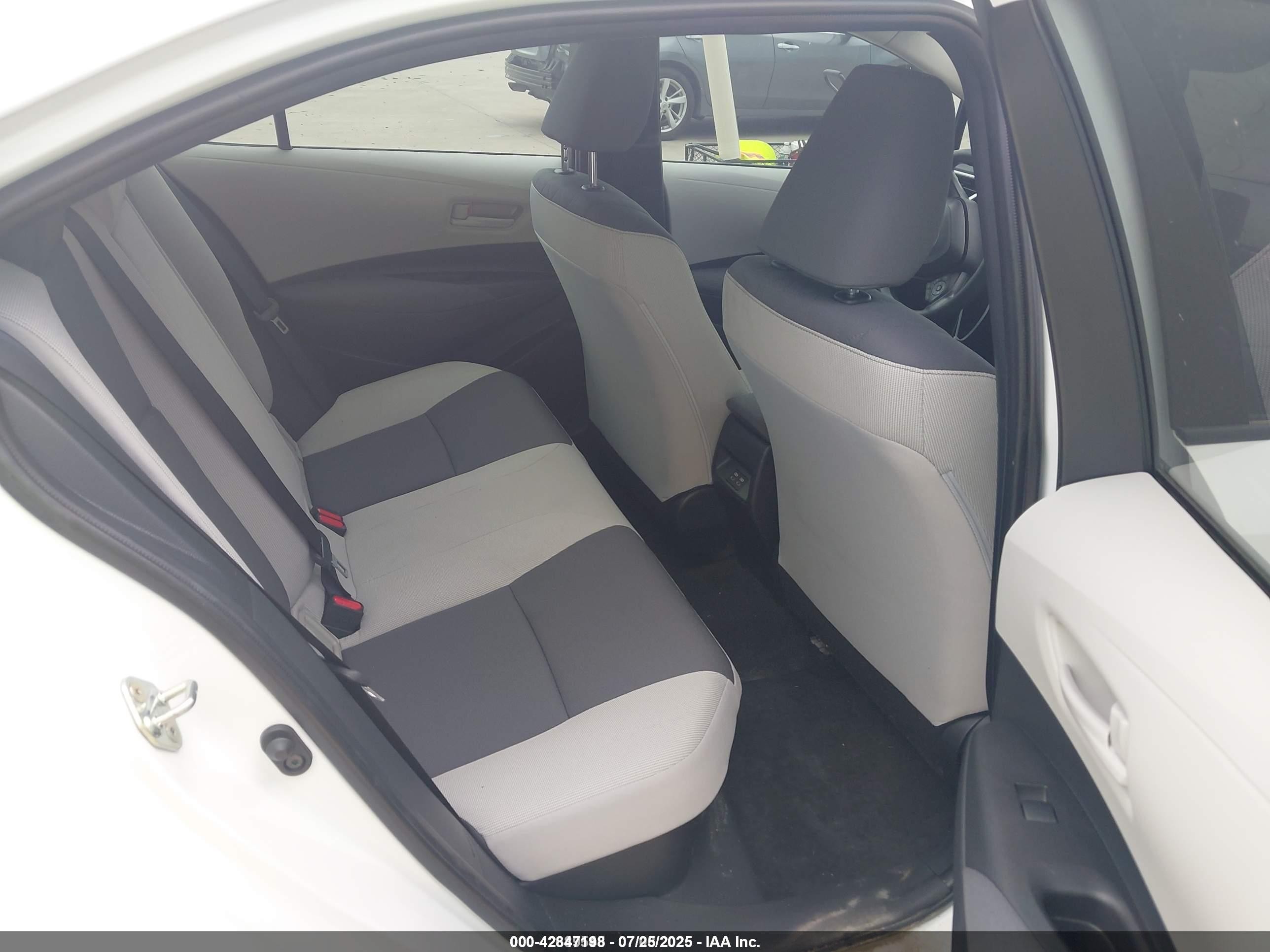 2024 Toyota Corolla Hybrid Le White vin: JTDBCMFEXR3054850