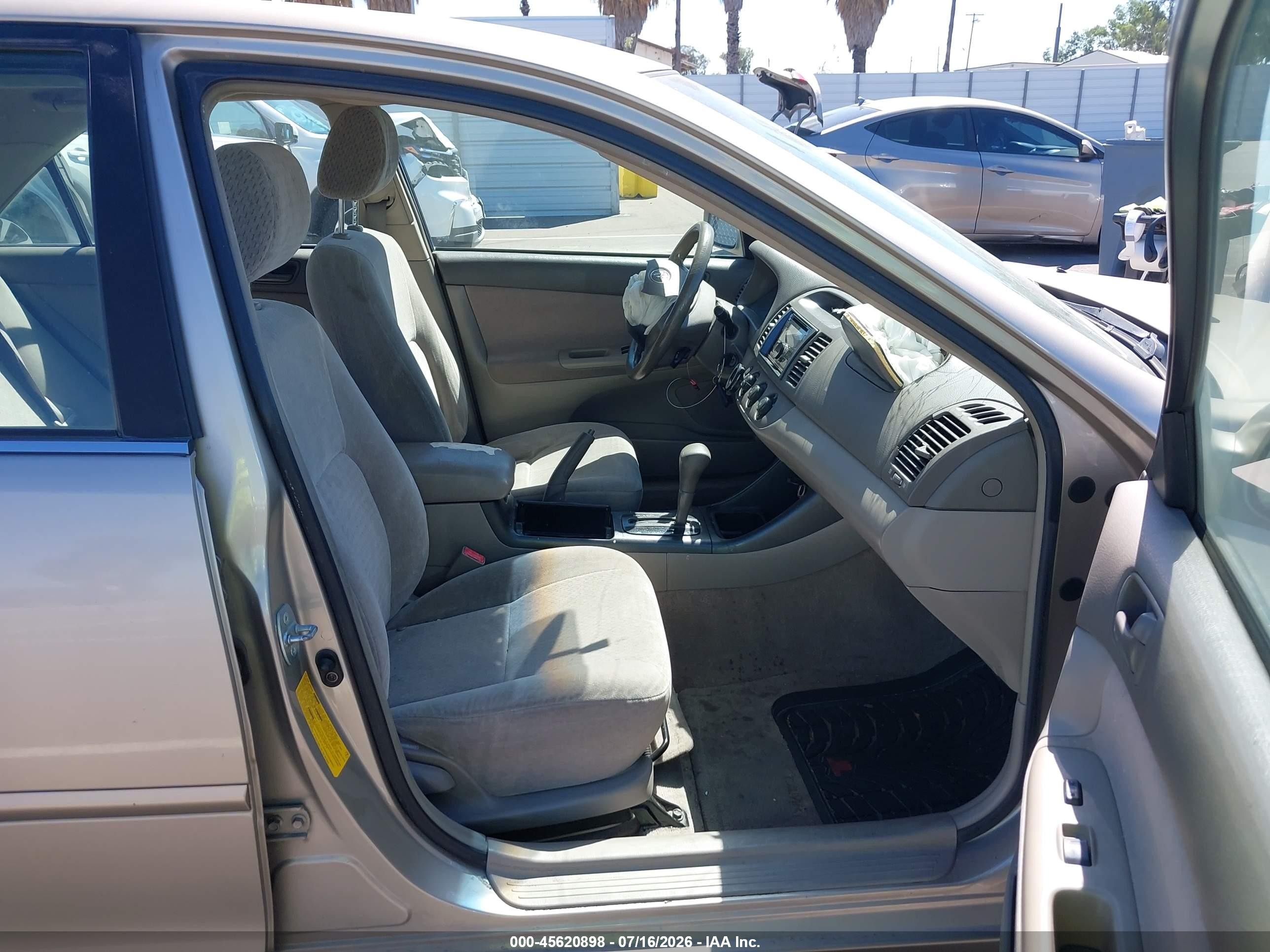 2002 Toyota Camry Le Gold vin: JTDBE30K020125774