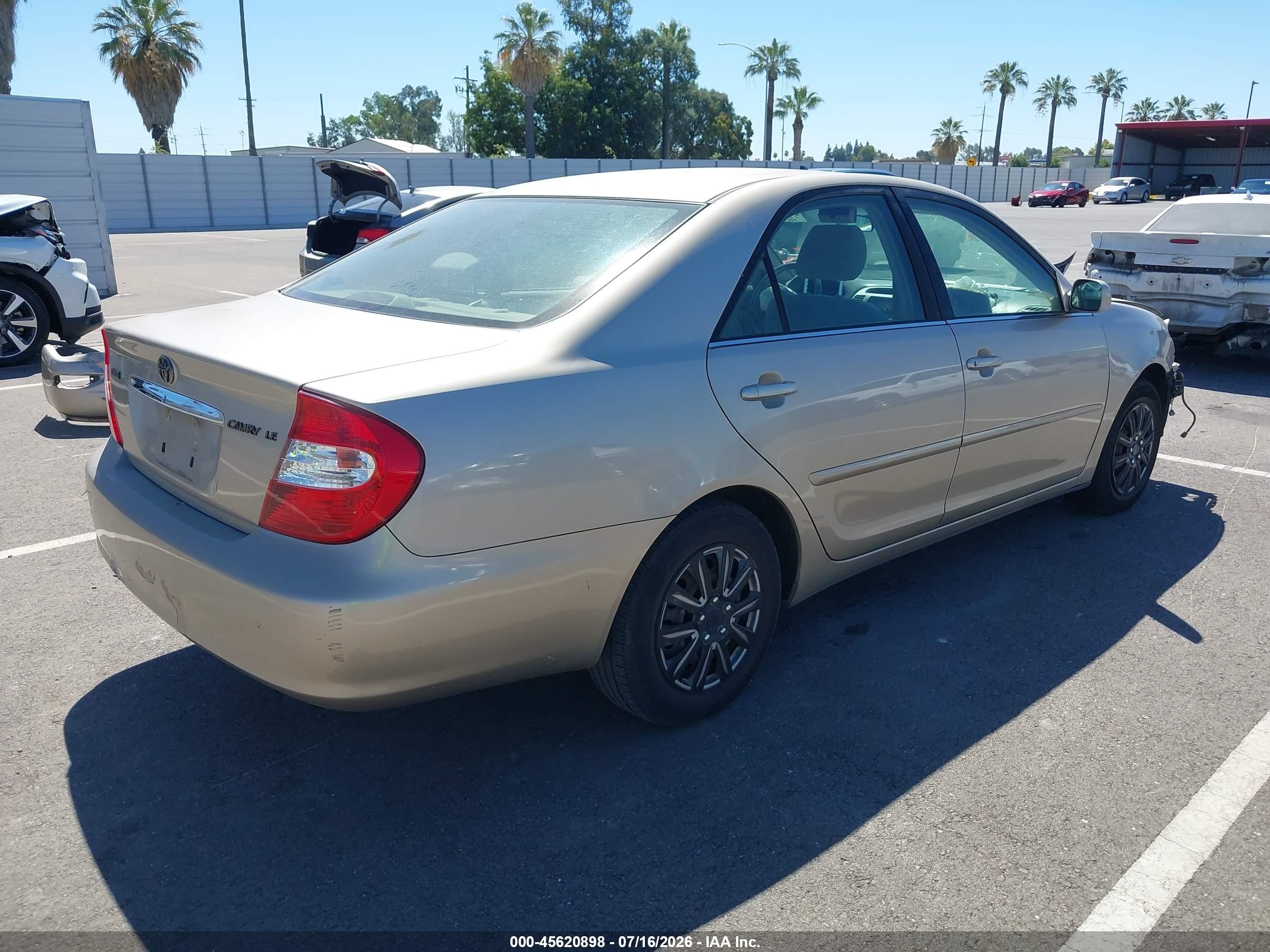 2002 Toyota Camry Le Gold vin: JTDBE30K020125774