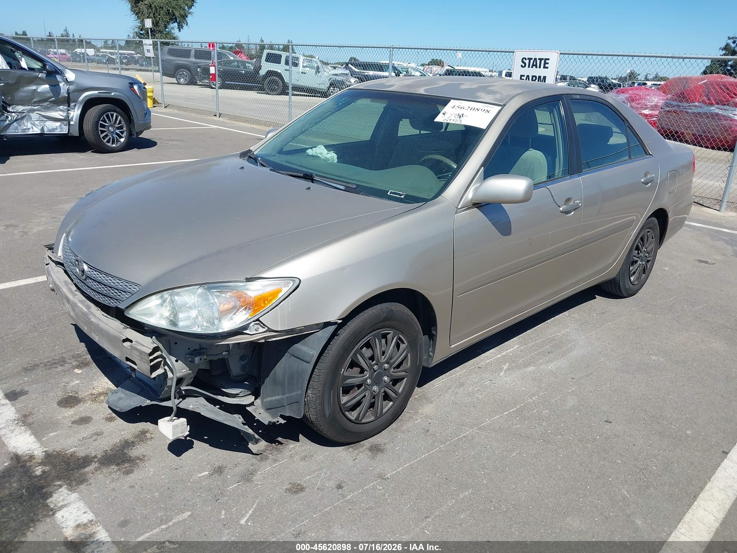 2002 Toyota Camry Le Gold vin: JTDBE30K020125774