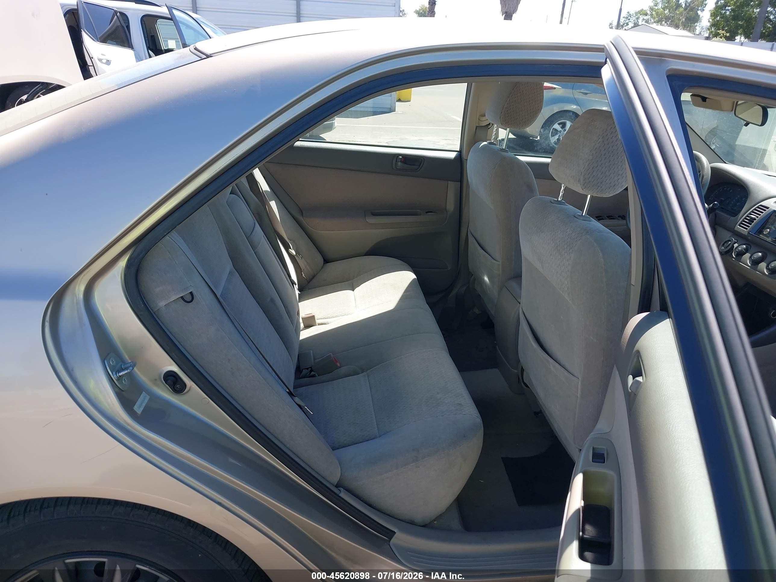 2002 Toyota Camry Le Gold vin: JTDBE30K020125774