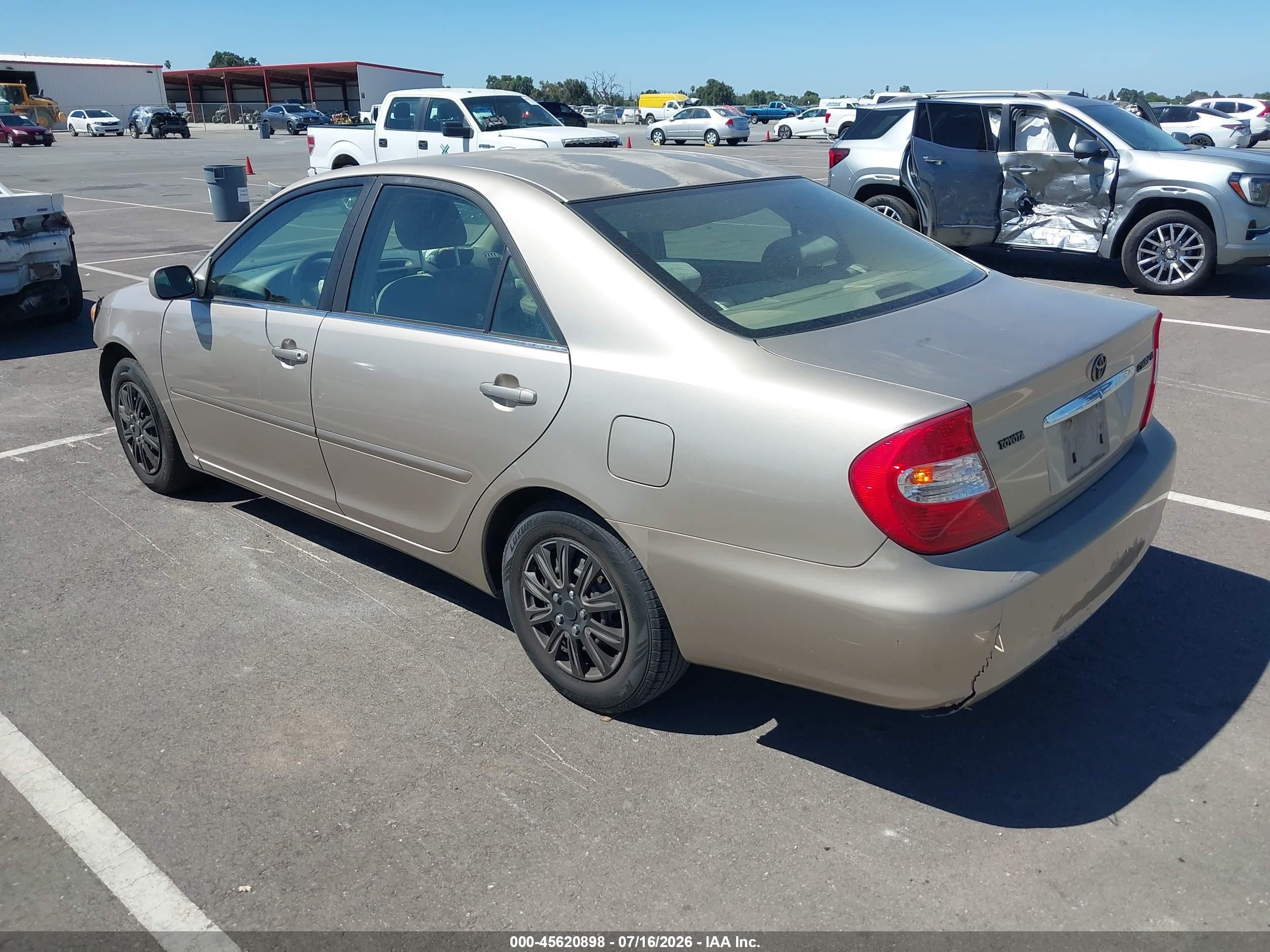 2002 Toyota Camry Le Gold vin: JTDBE30K020125774