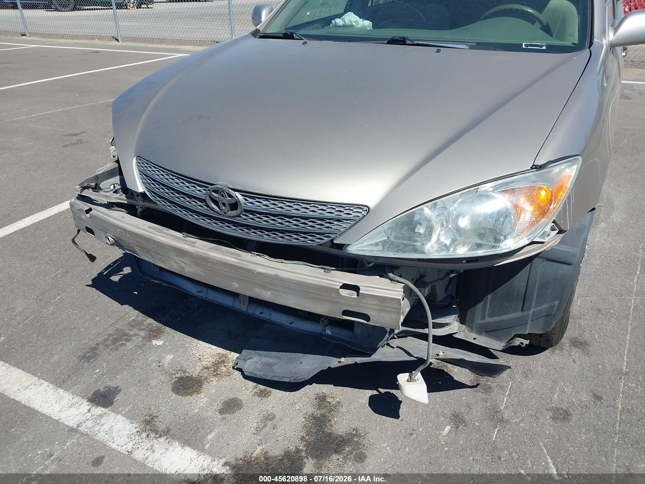 2002 Toyota Camry Le Gold vin: JTDBE30K020125774