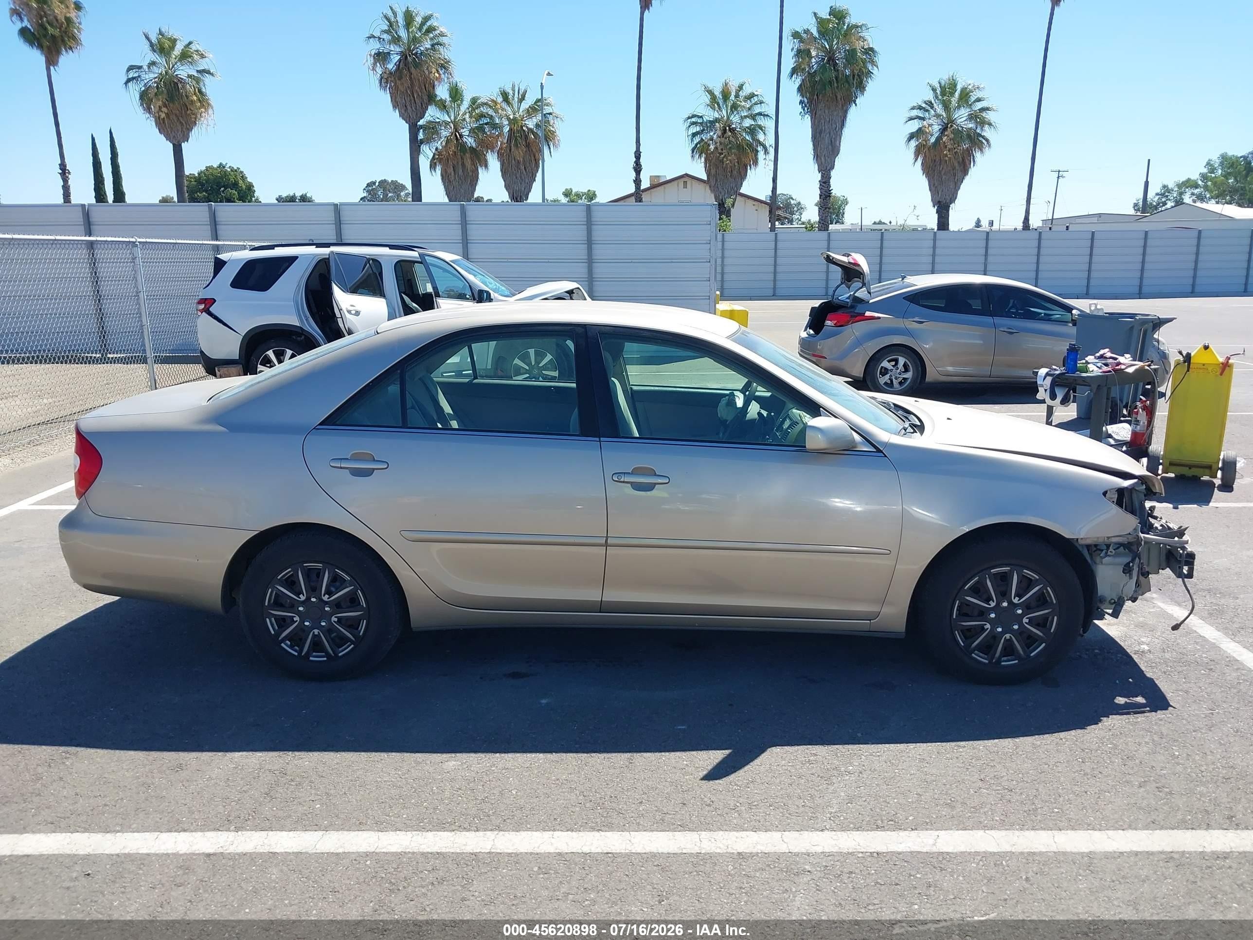 2002 Toyota Camry Le Gold vin: JTDBE30K020125774