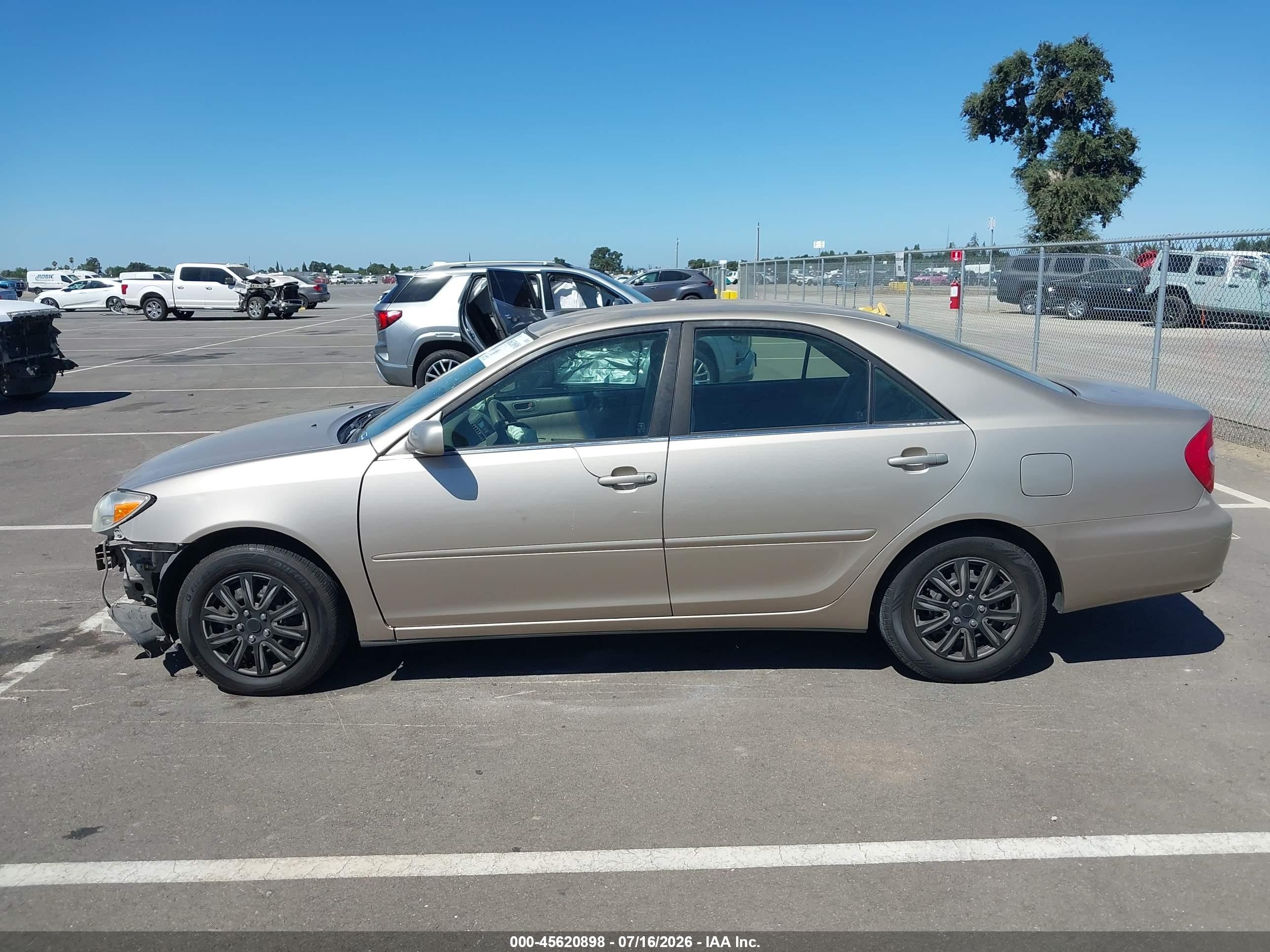 2002 Toyota Camry Le Gold vin: JTDBE30K020125774