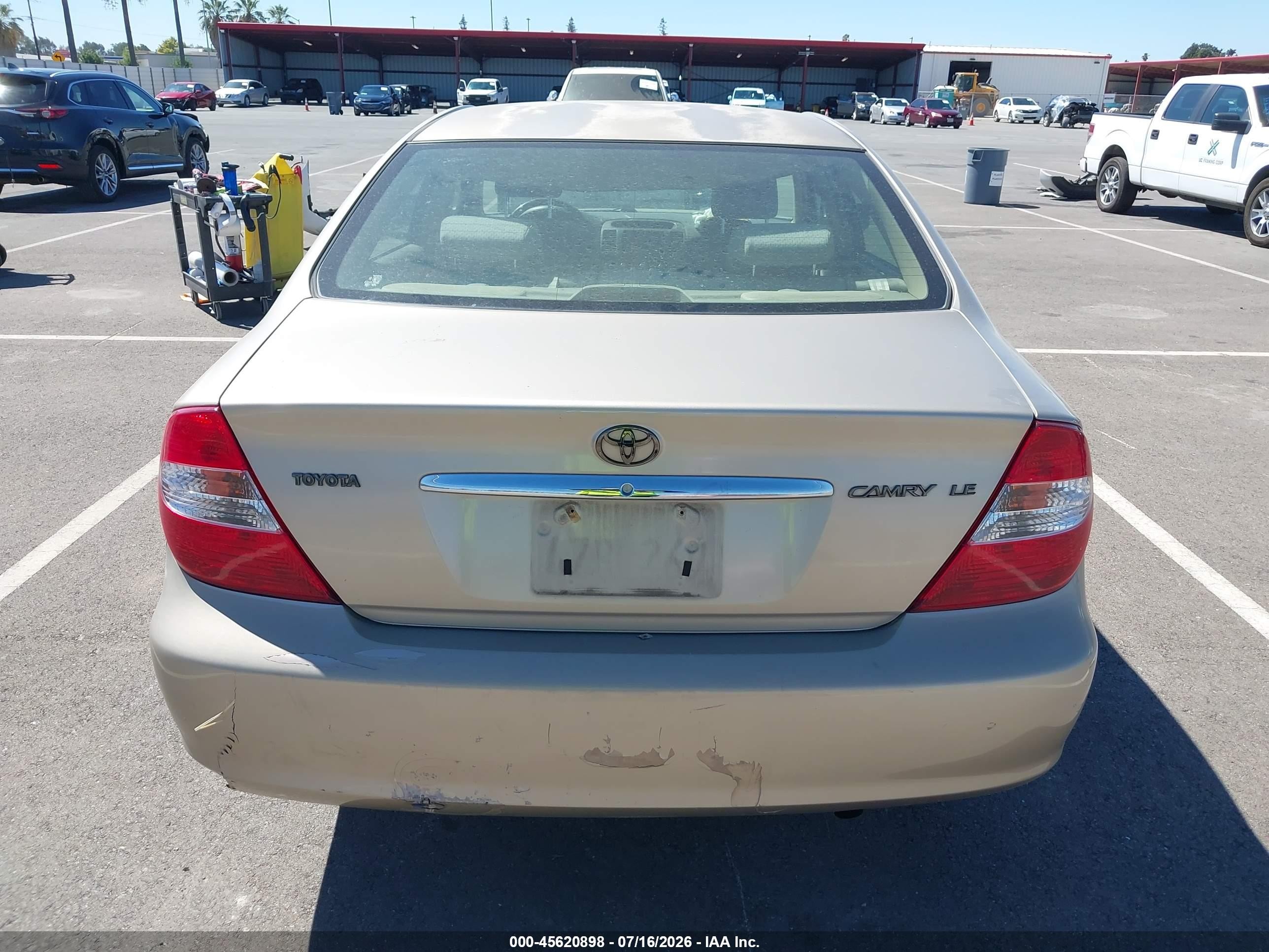 2002 Toyota Camry Le Gold vin: JTDBE30K020125774