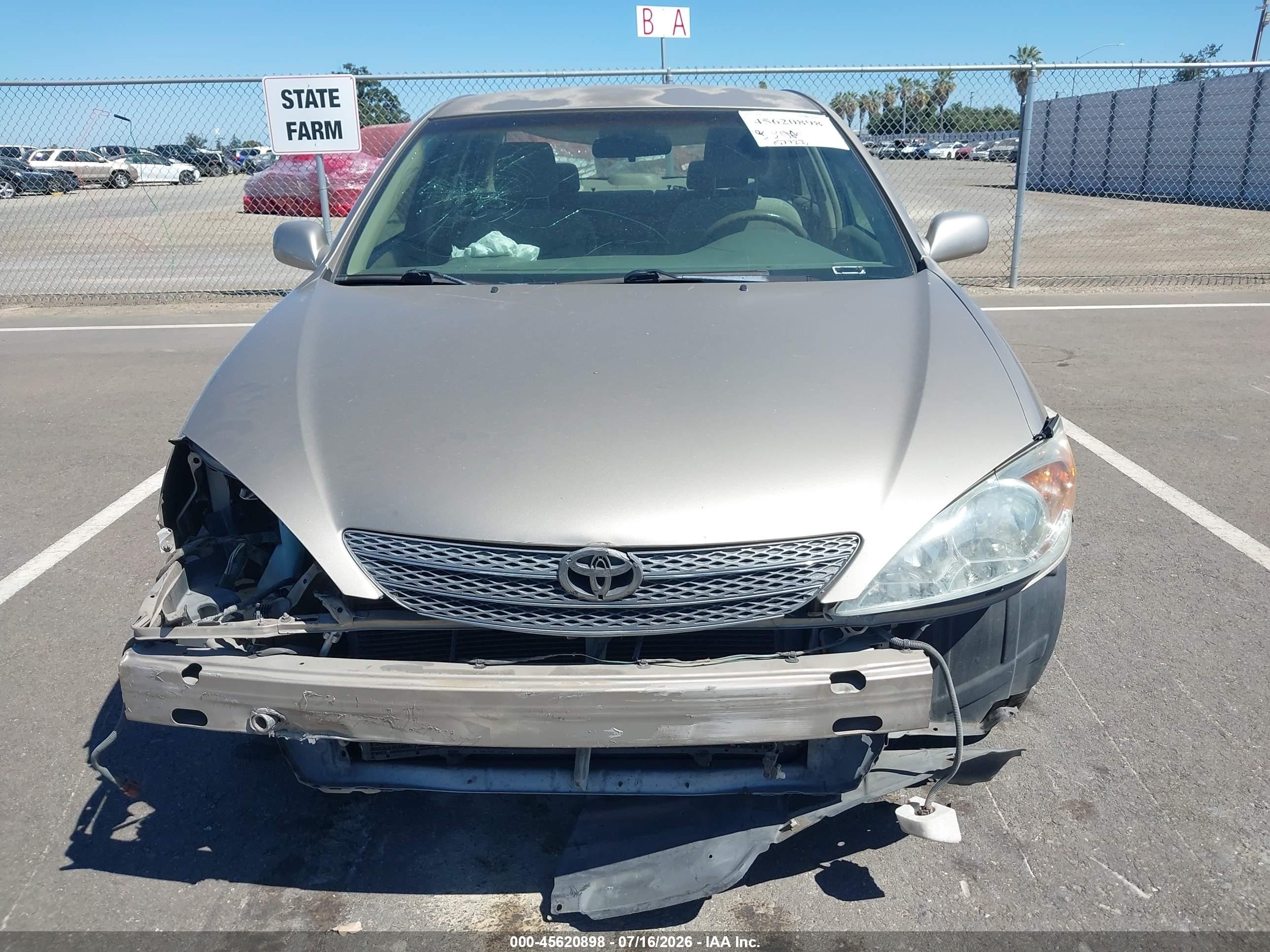 2002 Toyota Camry Le Gold vin: JTDBE30K020125774