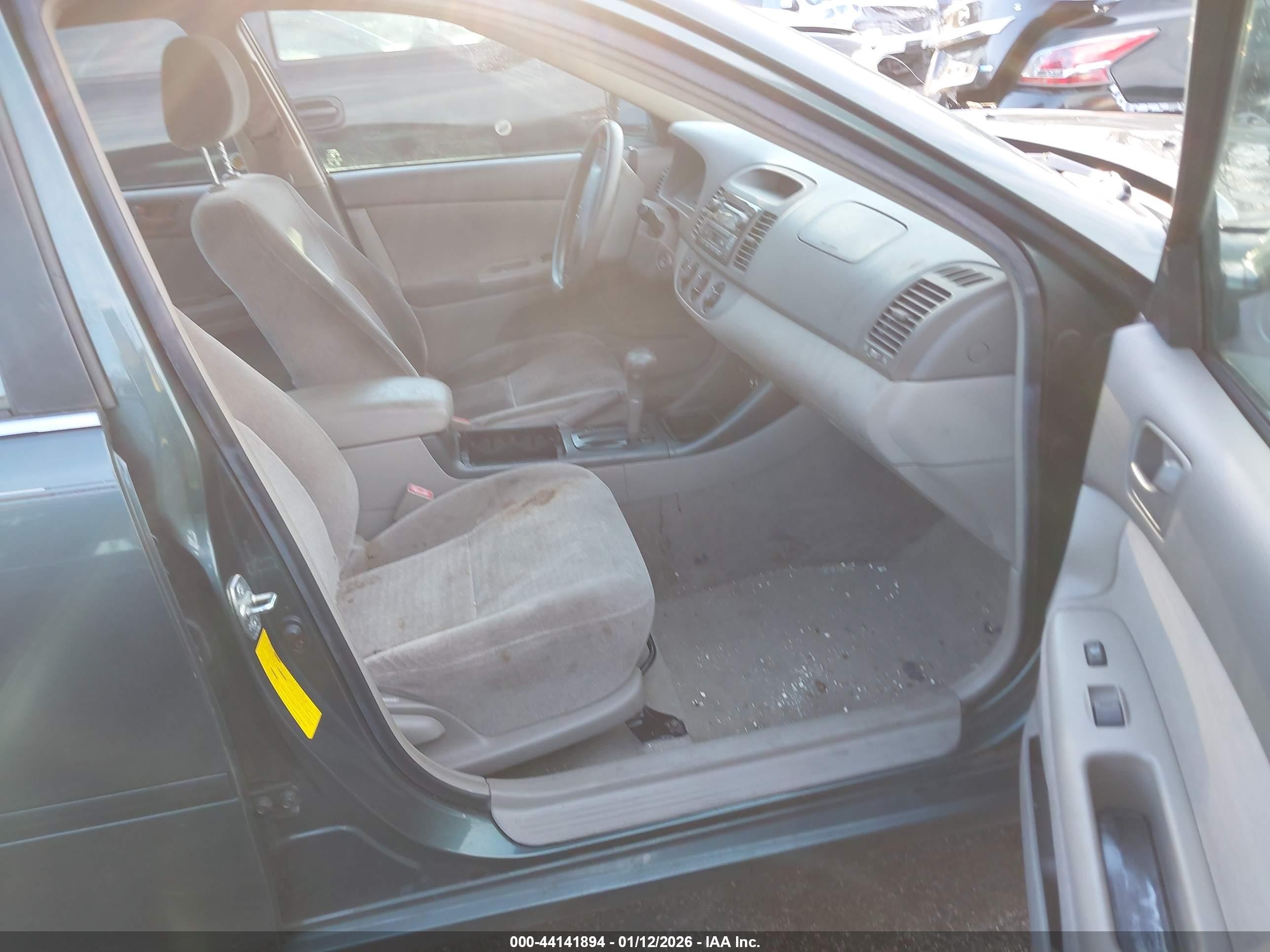 2003 Toyota Camry Le Green vin: JTDBE30K030189833