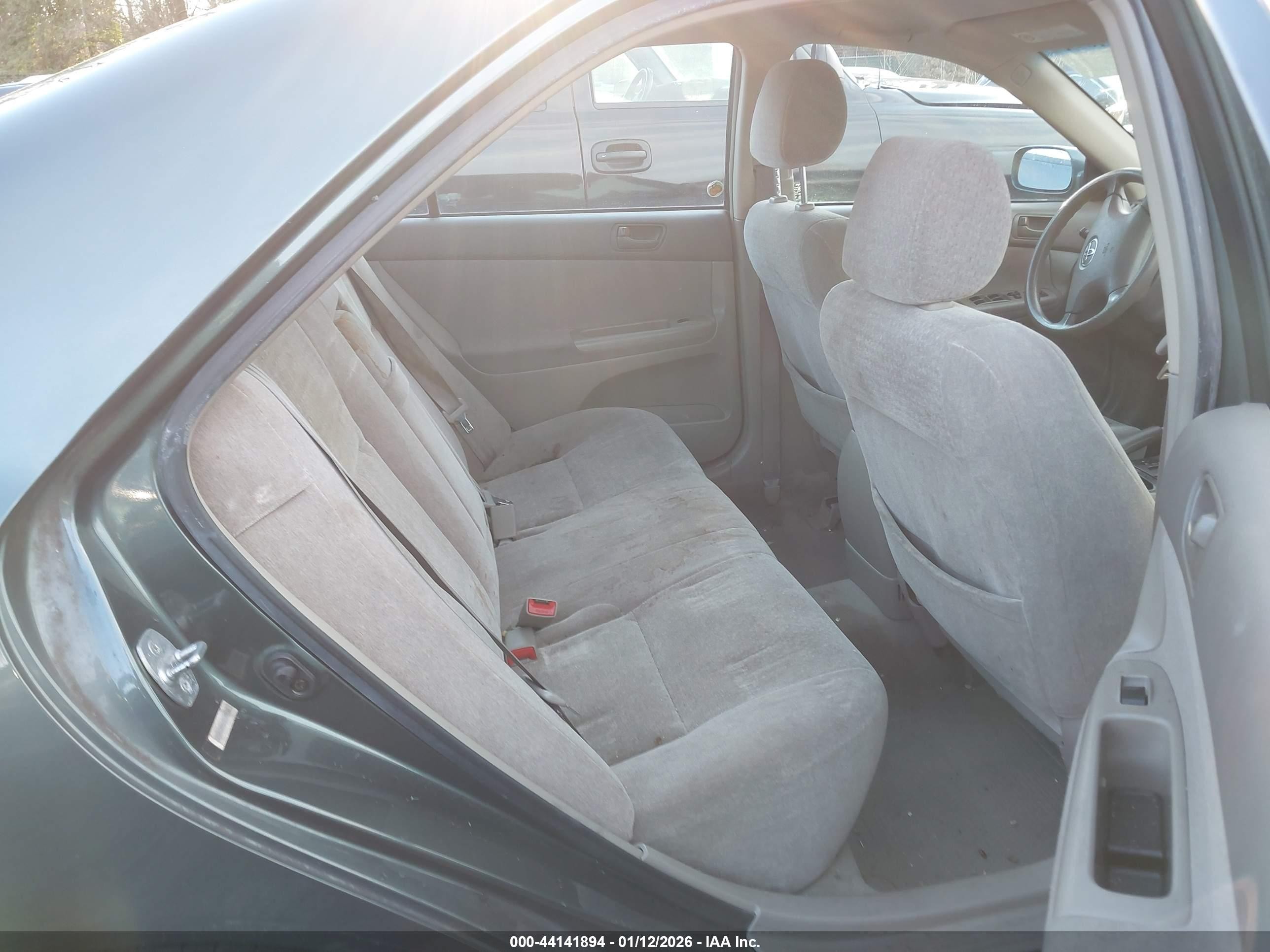 2003 Toyota Camry Le Green vin: JTDBE30K030189833