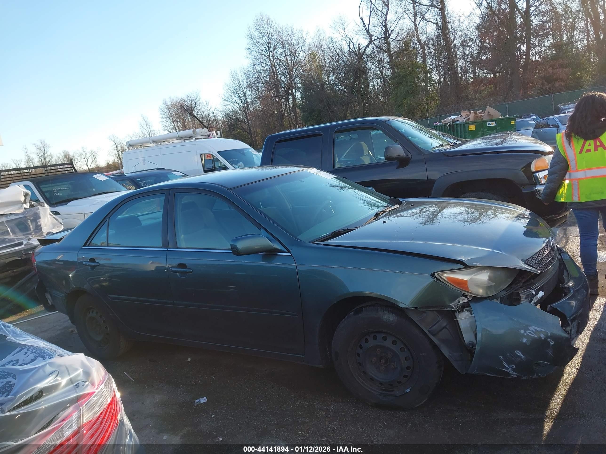 2003 Toyota Camry Le Green vin: JTDBE30K030189833