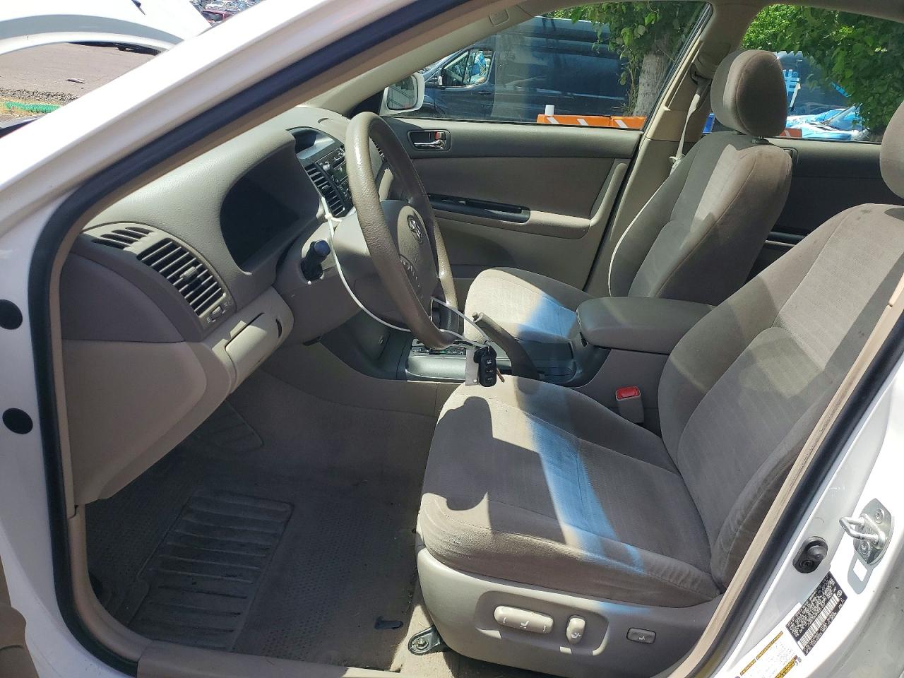 2005 Toyota Camry Le White vin: JTDBE30K053021207