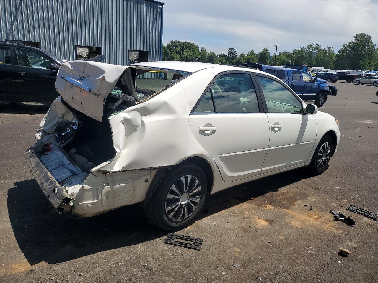 2005 Toyota Camry Le White vin: JTDBE30K053021207