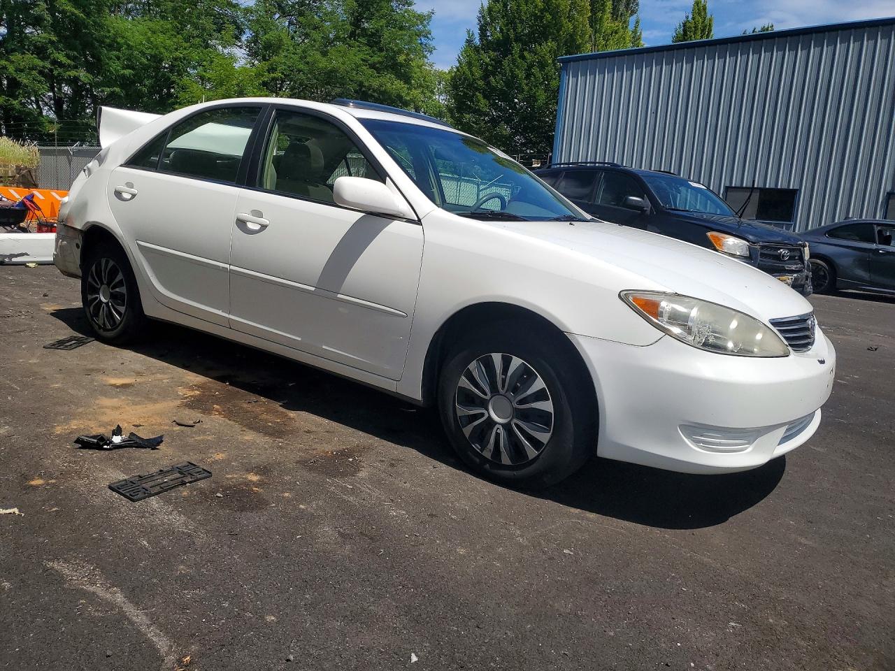 2005 Toyota Camry Le White vin: JTDBE30K053021207