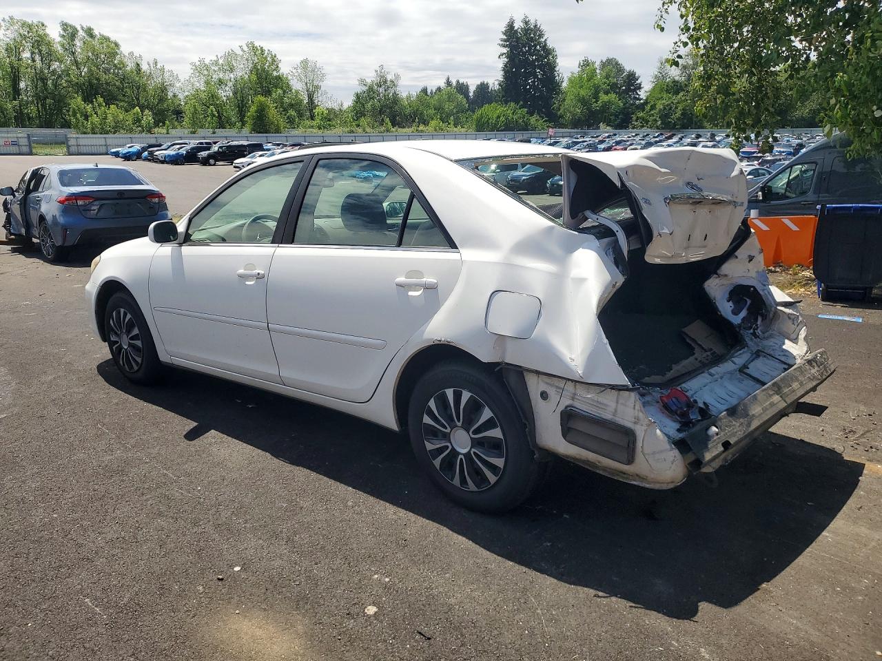 2005 Toyota Camry Le White vin: JTDBE30K053021207