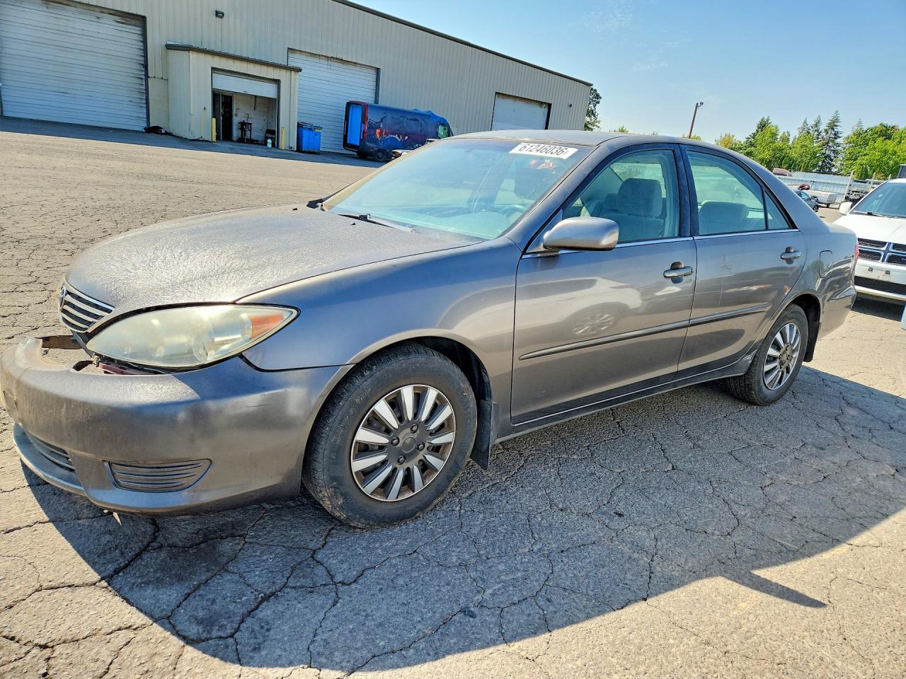 2005 Toyota Camry Le Gray vin: JTDBE30K053036404