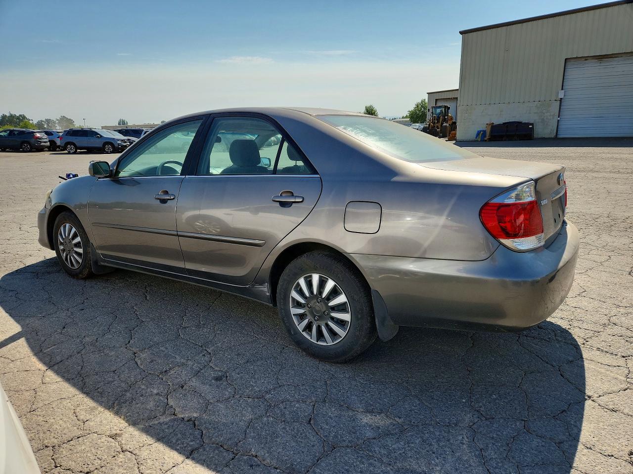 2005 Toyota Camry Le Gray vin: JTDBE30K053036404