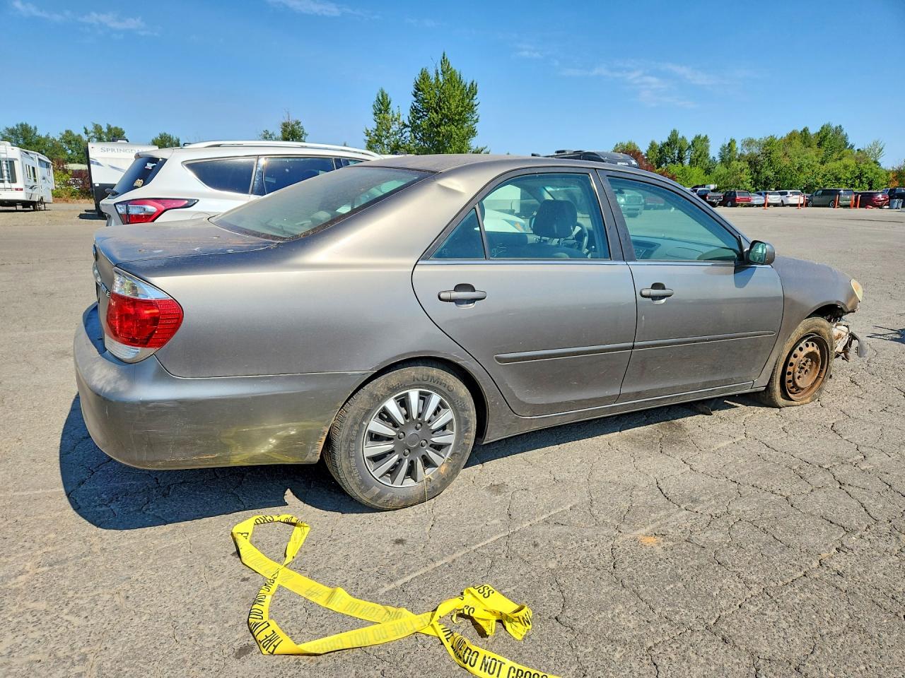 2005 Toyota Camry Le Gray vin: JTDBE30K053036404