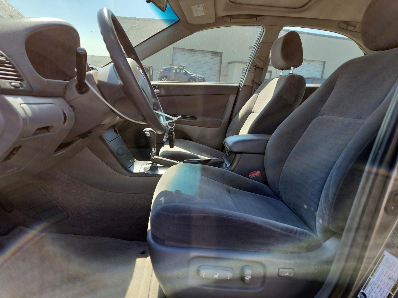 2005 Toyota Camry Le Gray vin: JTDBE30K053036404