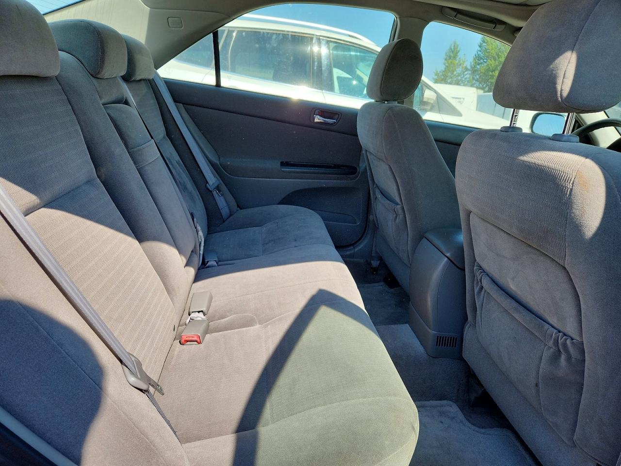 2005 Toyota Camry Le Gray vin: JTDBE30K053036404