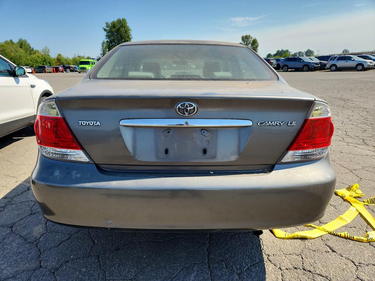 2005 Toyota Camry Le Gray vin: JTDBE30K053036404