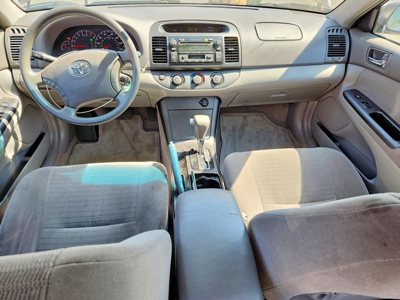 2005 Toyota Camry Le Gray vin: JTDBE30K053036404
