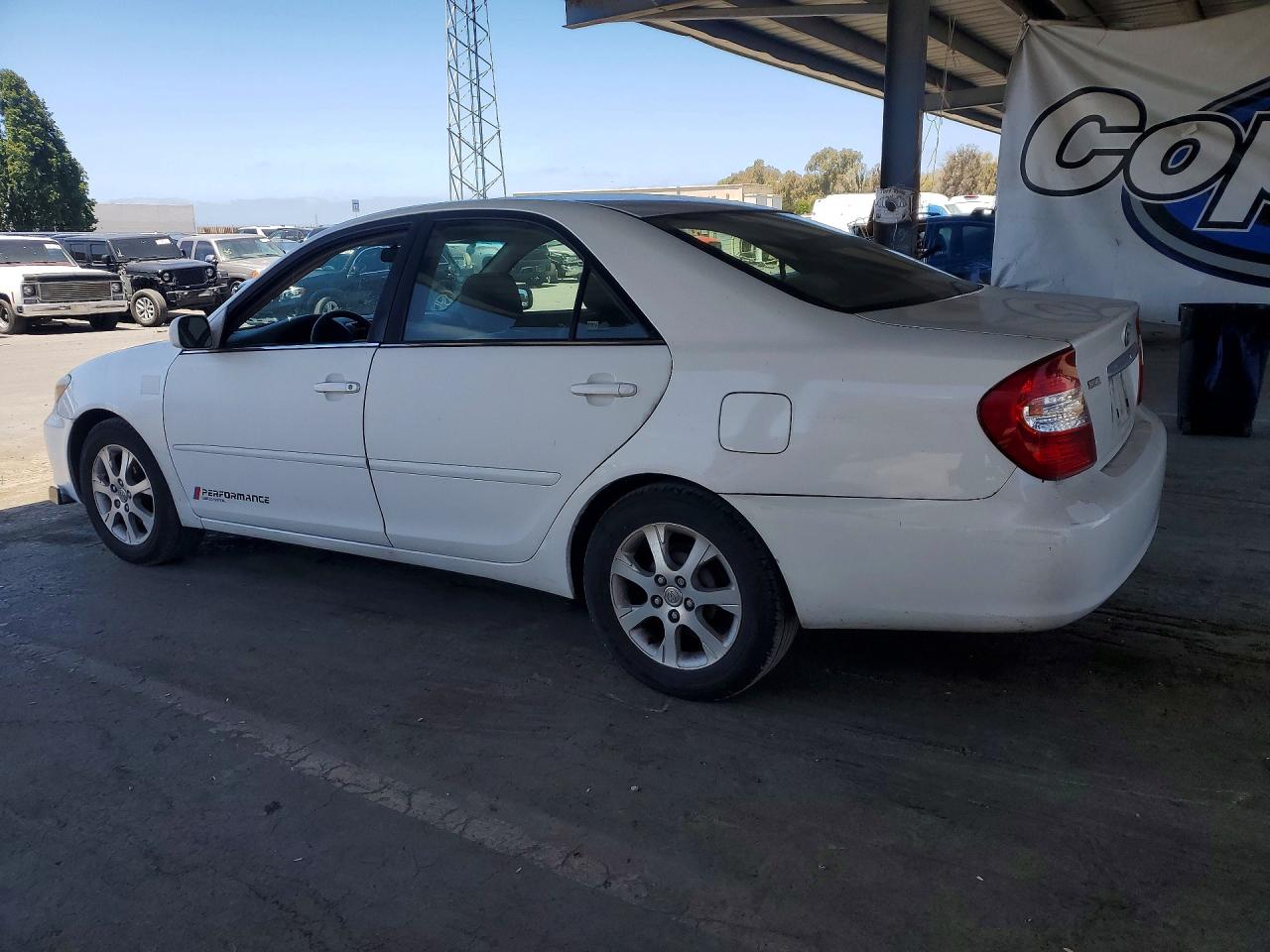 2004 Toyota Camry Le White vin: JTDBE30K240261164