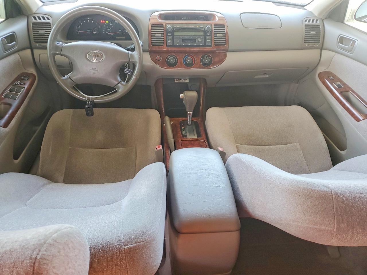 2004 Toyota Camry Le White vin: JTDBE30K240261164