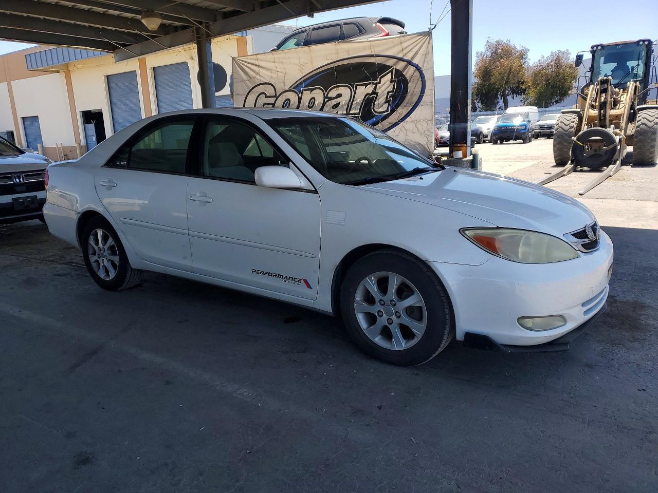 2004 Toyota Camry Le White vin: JTDBE30K240261164