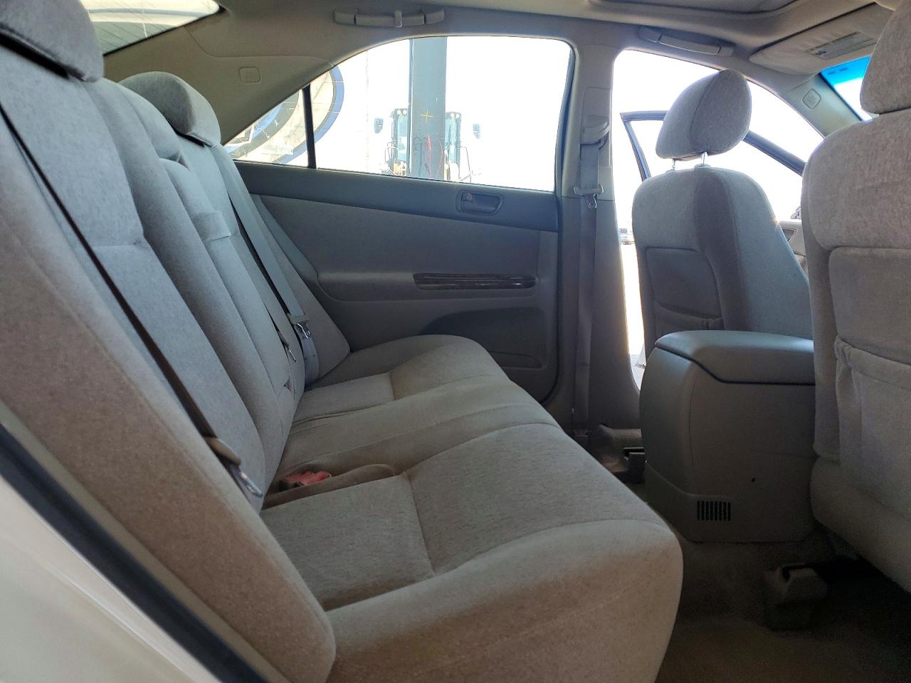 2004 Toyota Camry Le White vin: JTDBE30K240261164