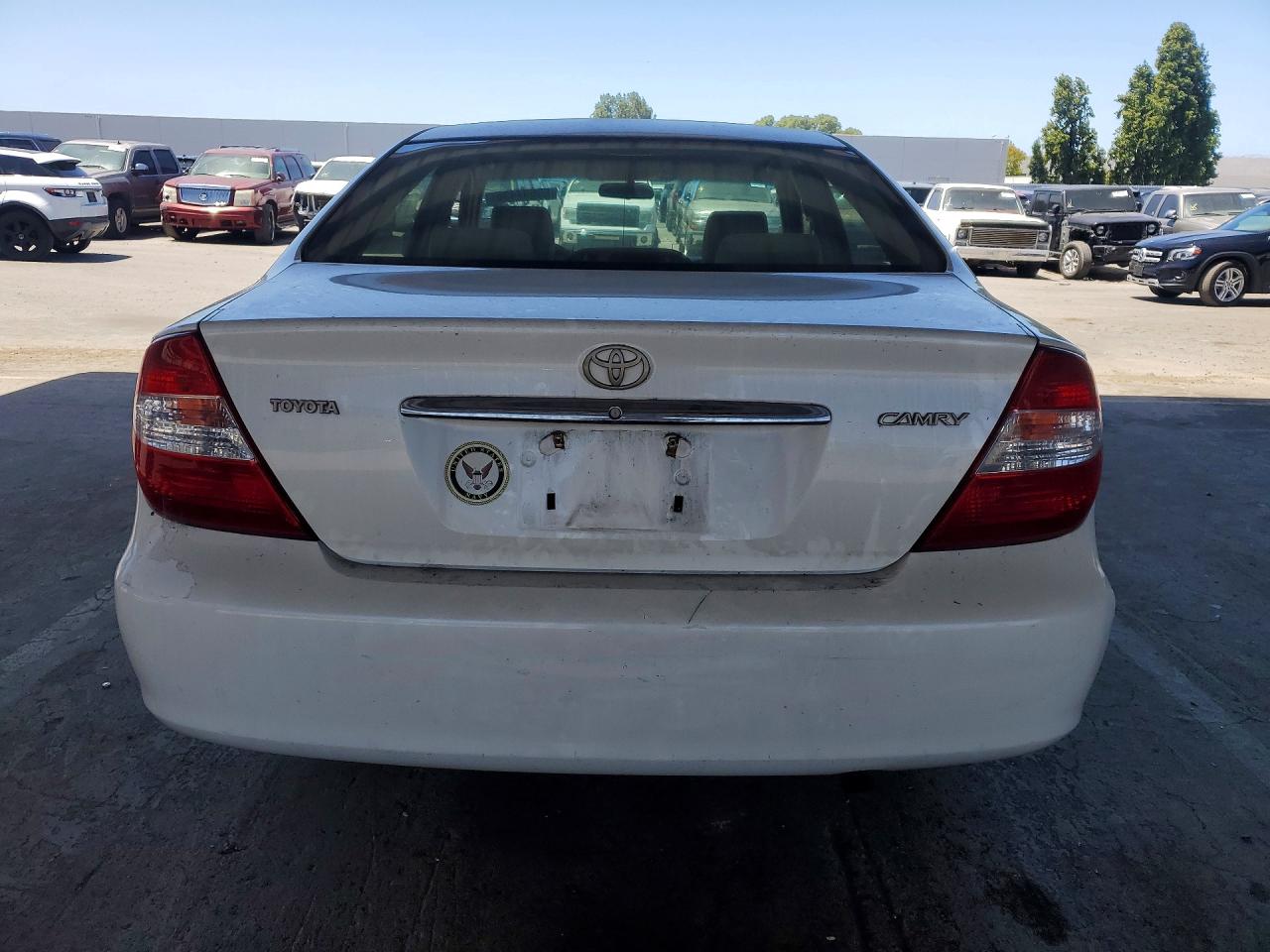 2004 Toyota Camry Le White vin: JTDBE30K240261164