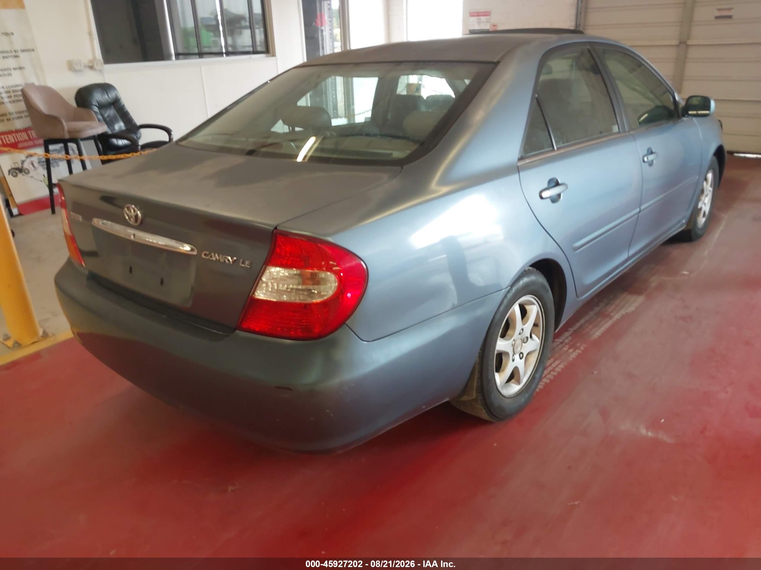 2002 Toyota Camry Le Gray vin: JTDBE30K320019996