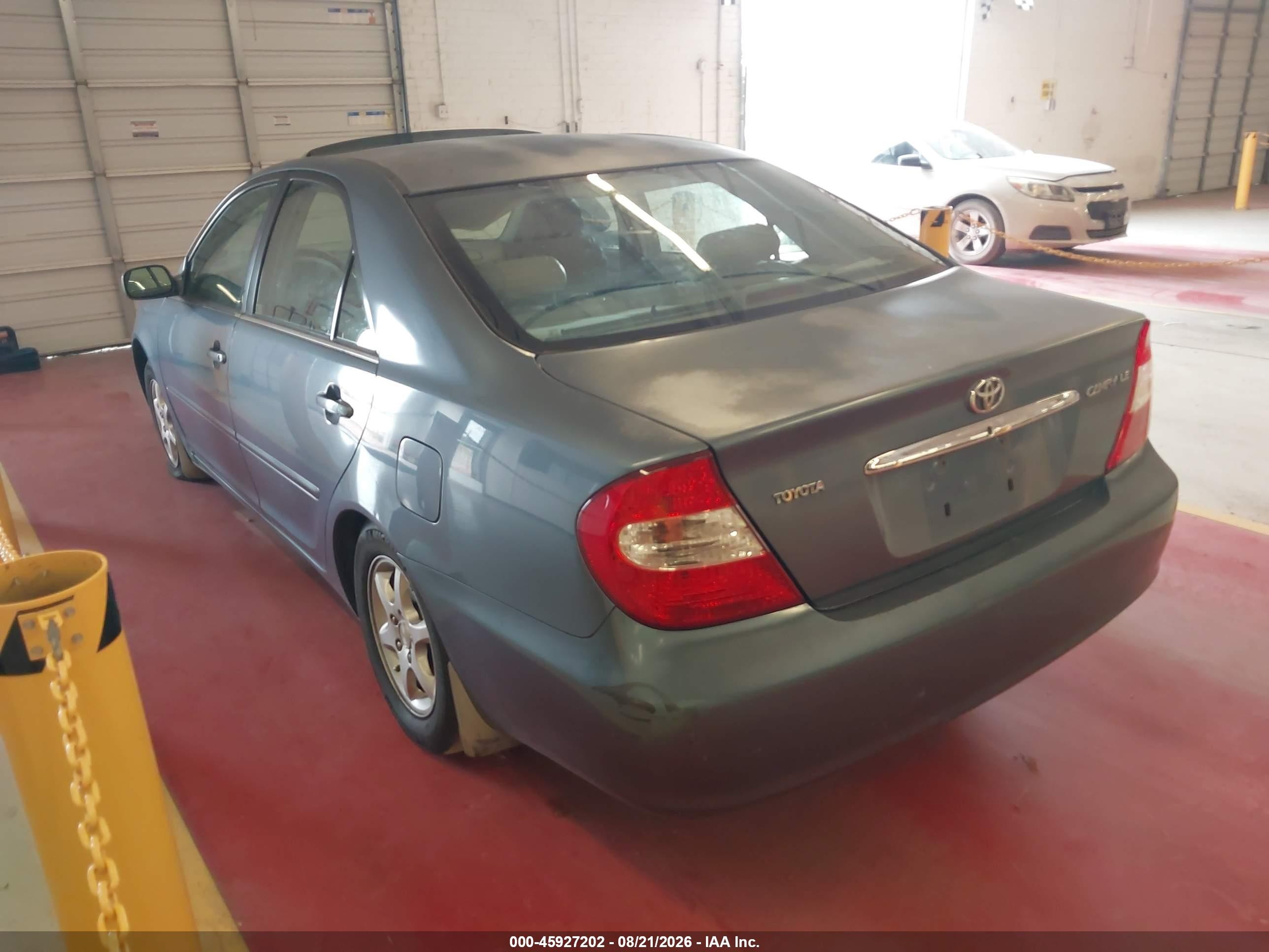 2002 Toyota Camry Le Gray vin: JTDBE30K320019996