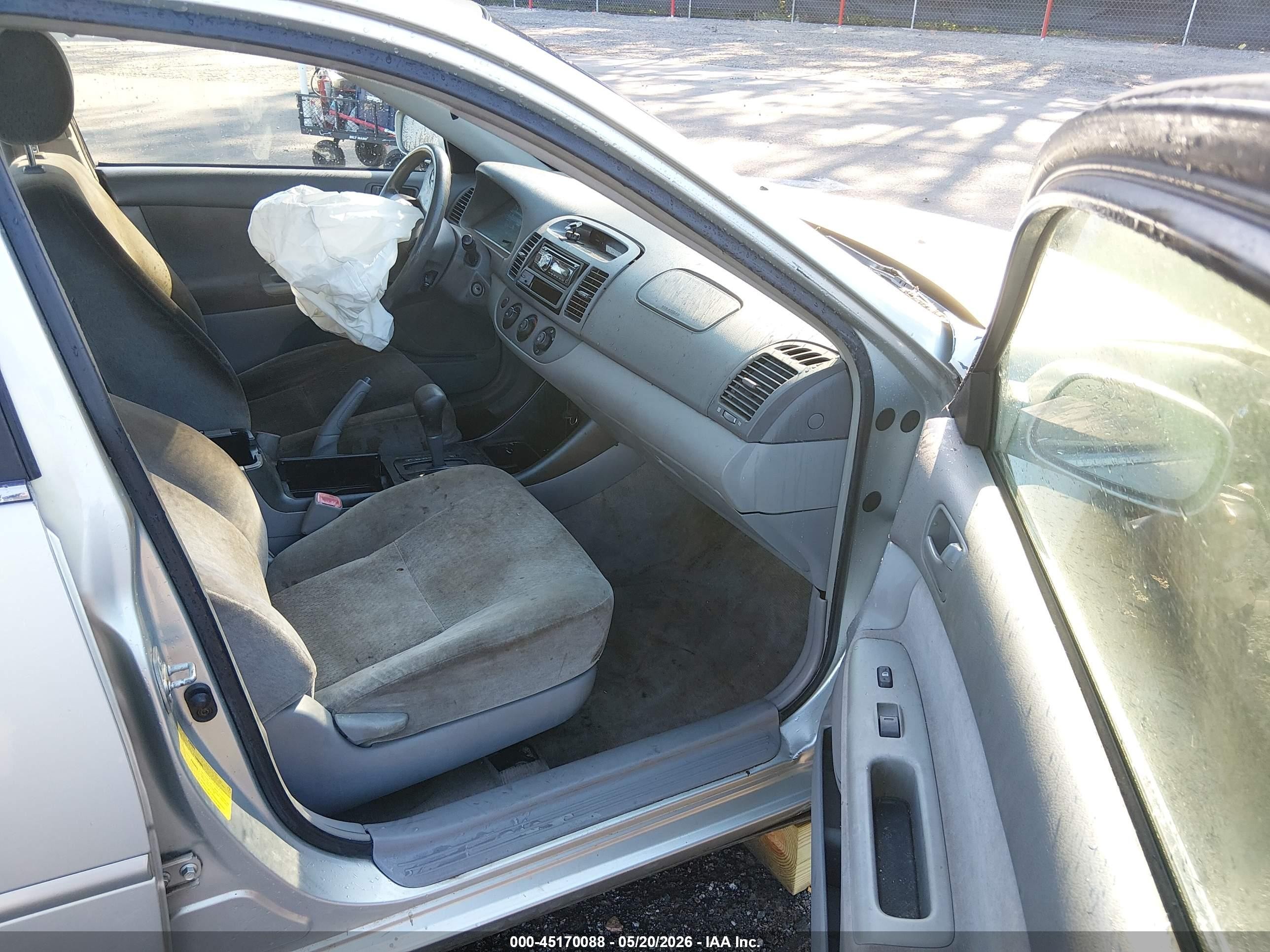 2004 Toyota Camry Le Silver vin: JTDBE30K340261853