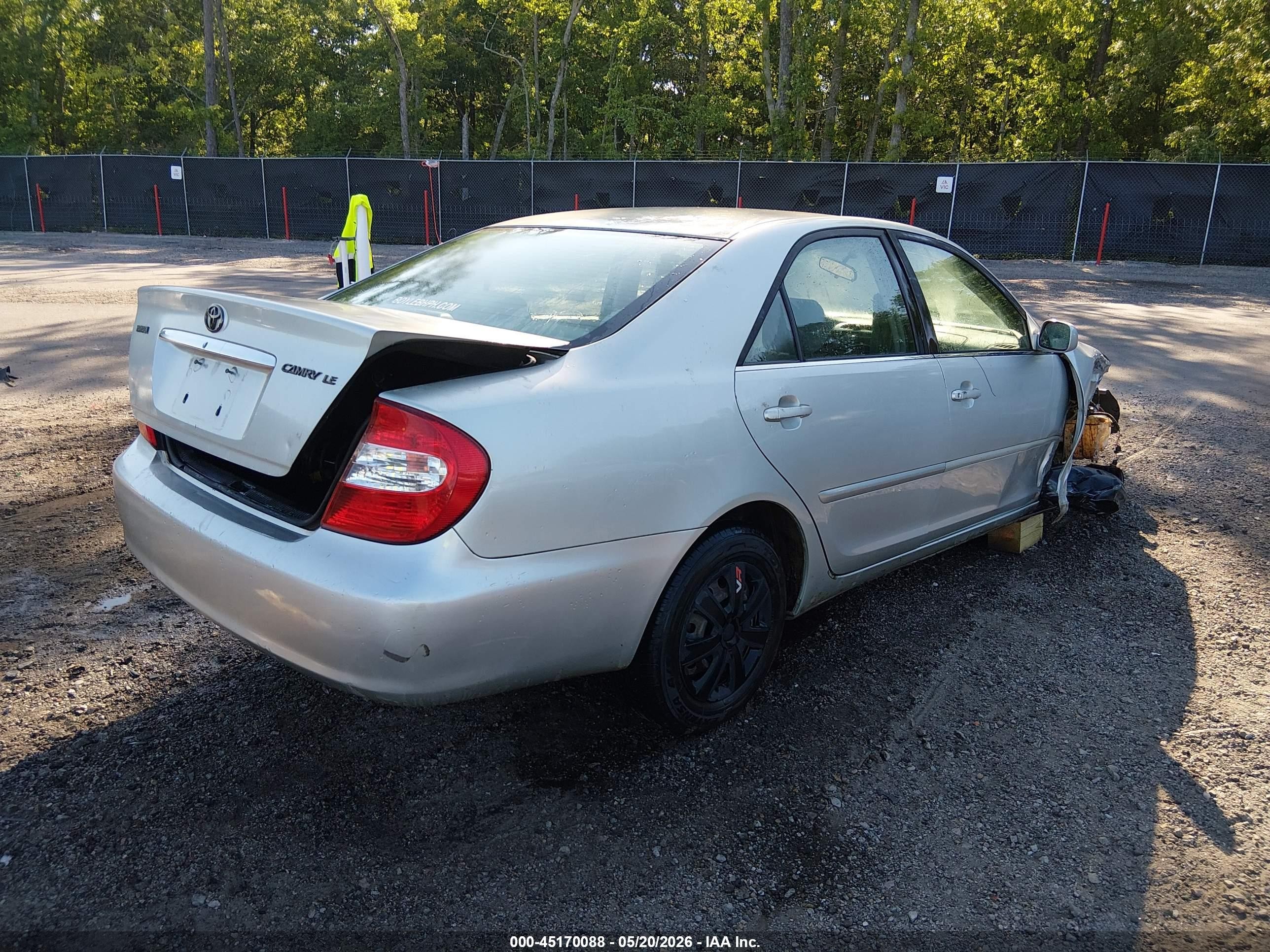 2004 Toyota Camry Le Silver vin: JTDBE30K340261853