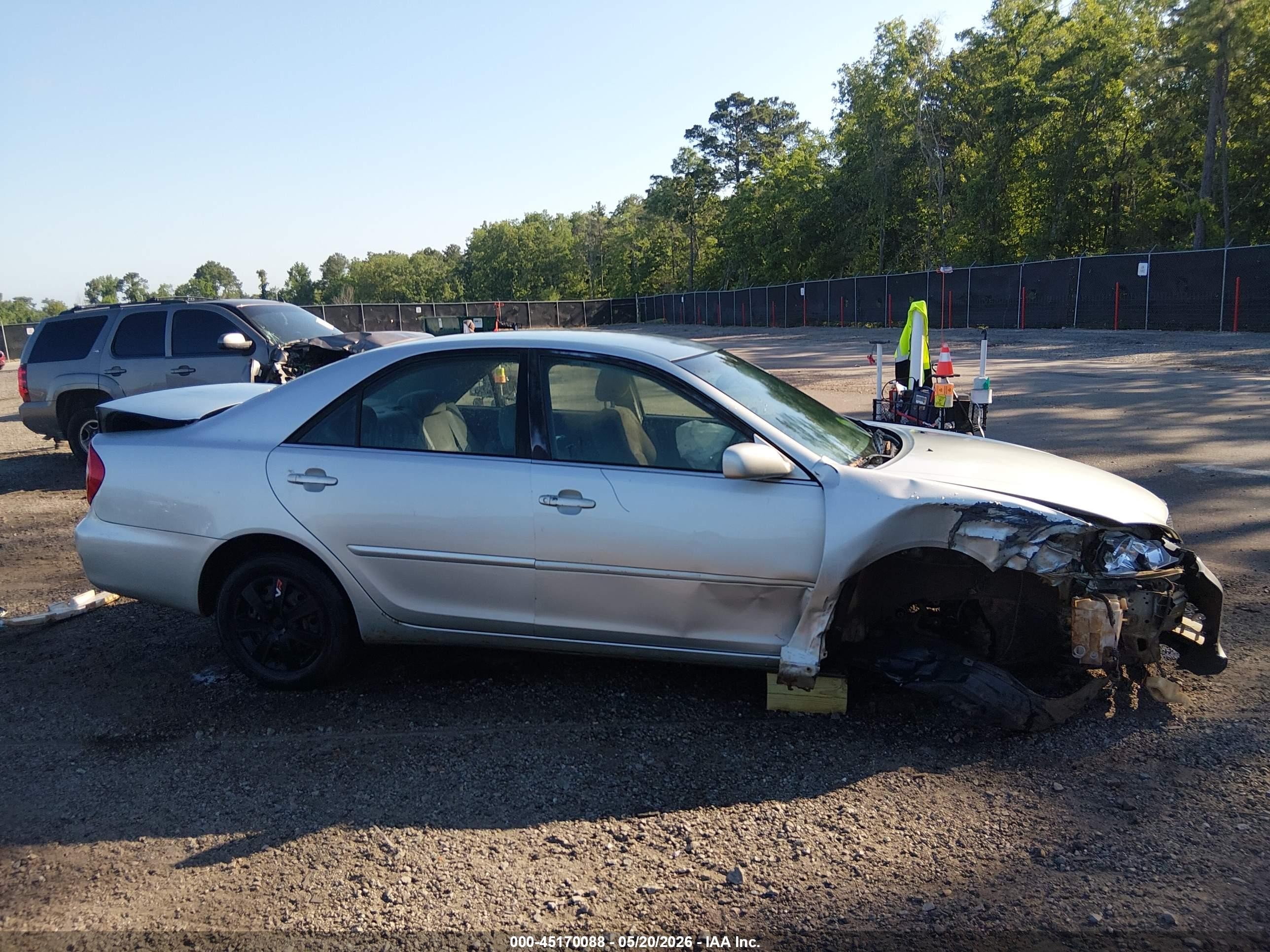 2004 Toyota Camry Le Silver vin: JTDBE30K340261853