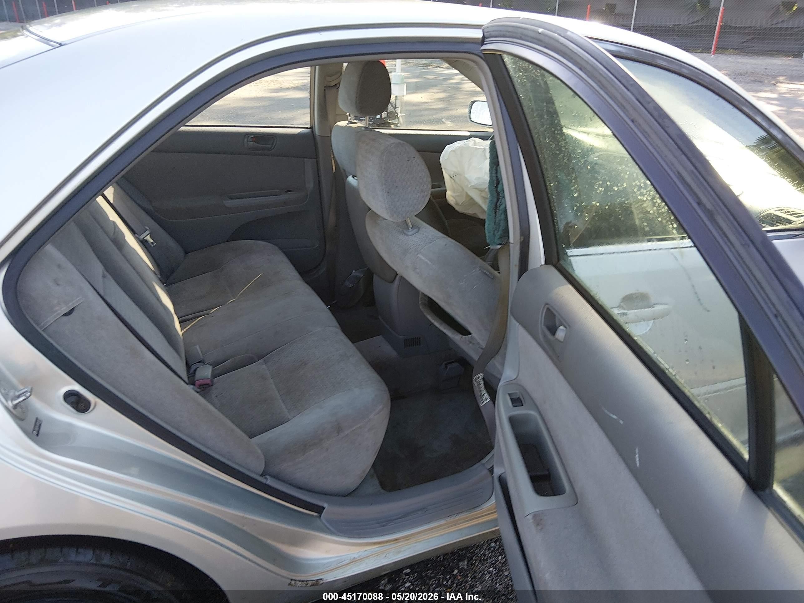 2004 Toyota Camry Le Silver vin: JTDBE30K340261853