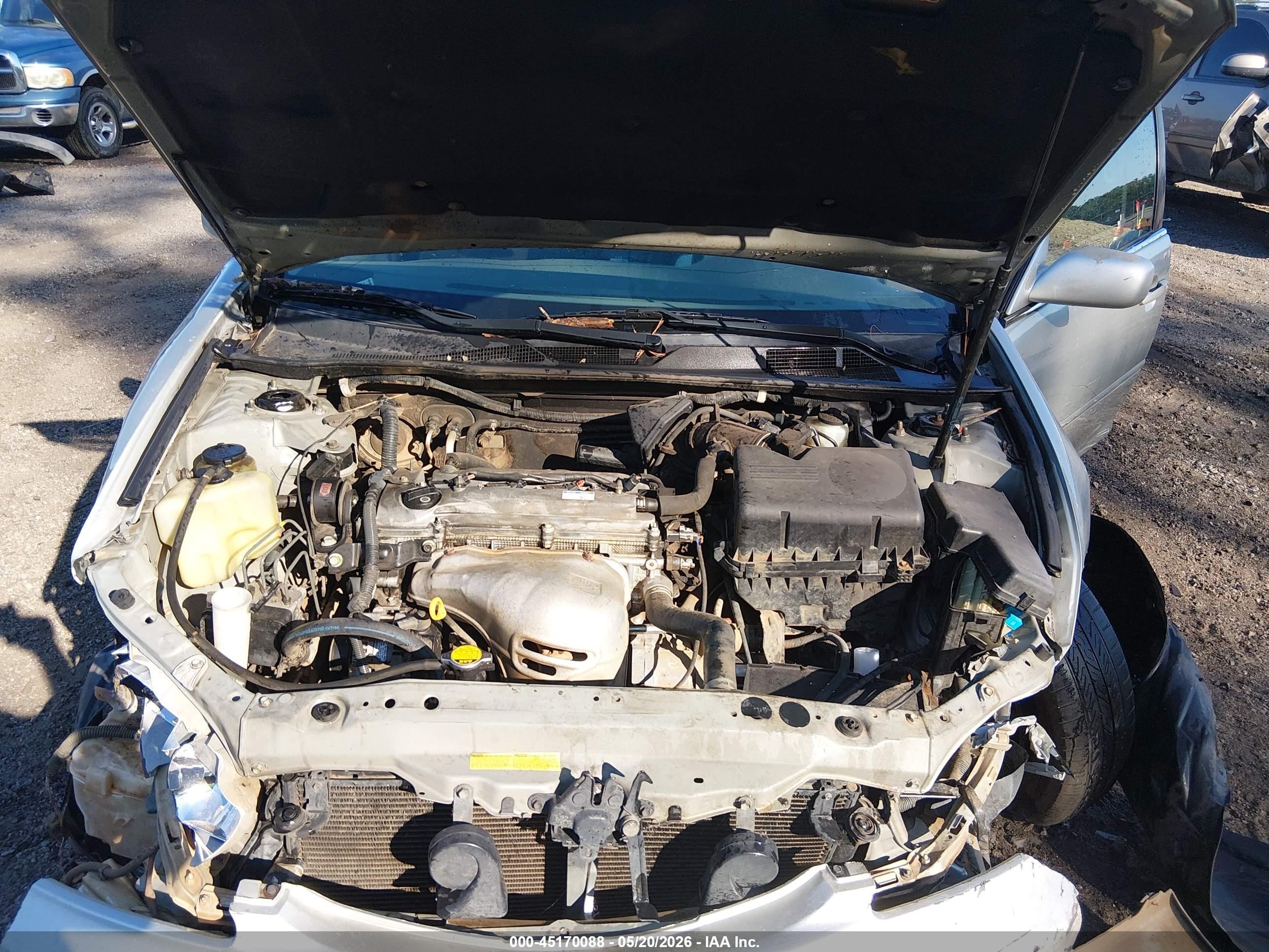2004 Toyota Camry Le Silver vin: JTDBE30K340261853