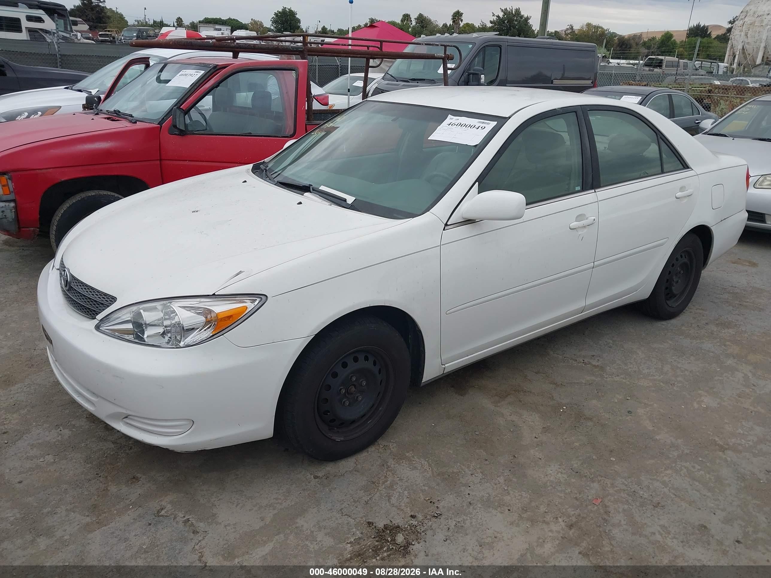 2002 Toyota Camry Le White vin: JTDBE30K420102854