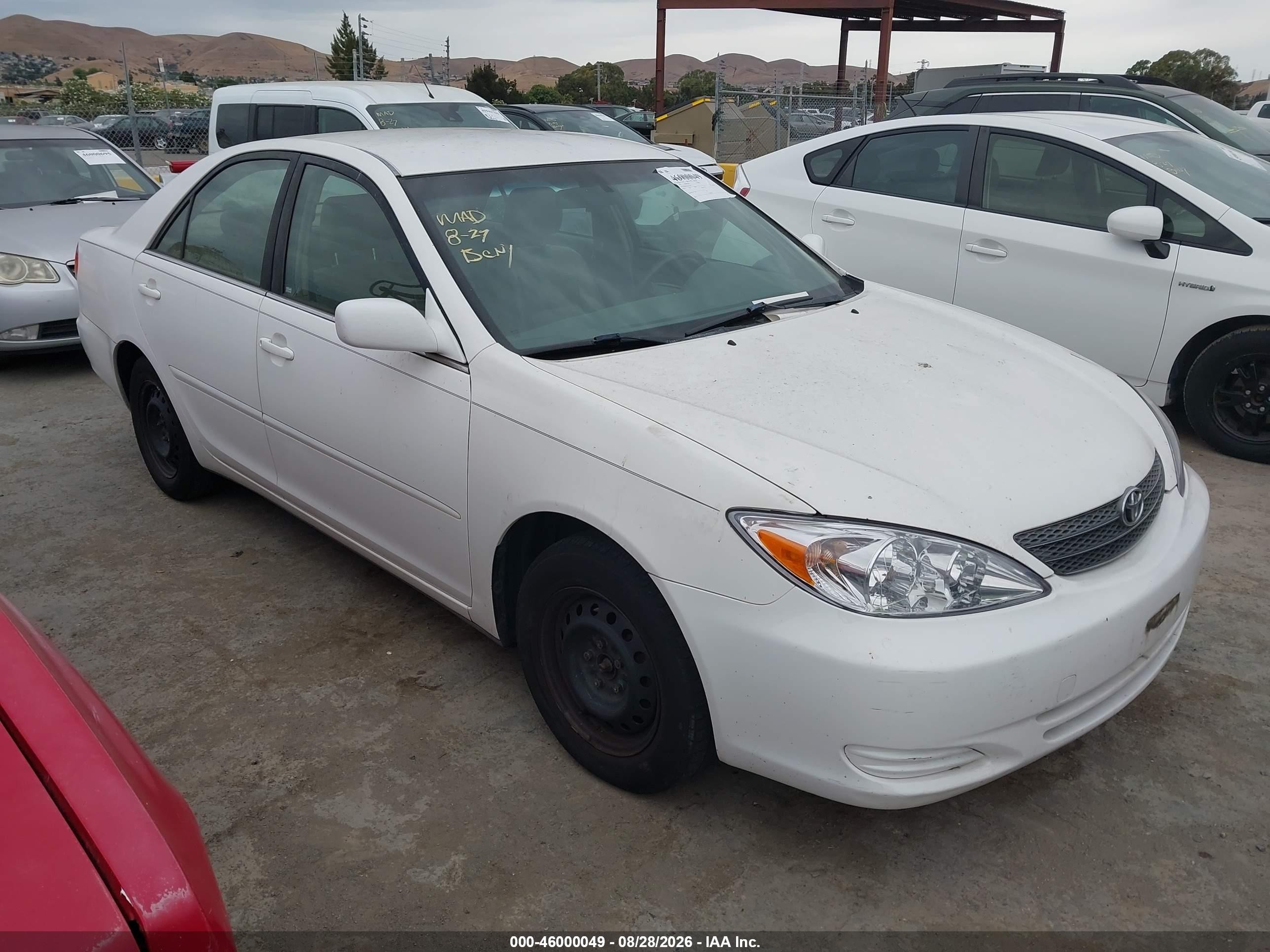 2002 Toyota Camry Le White vin: JTDBE30K420102854