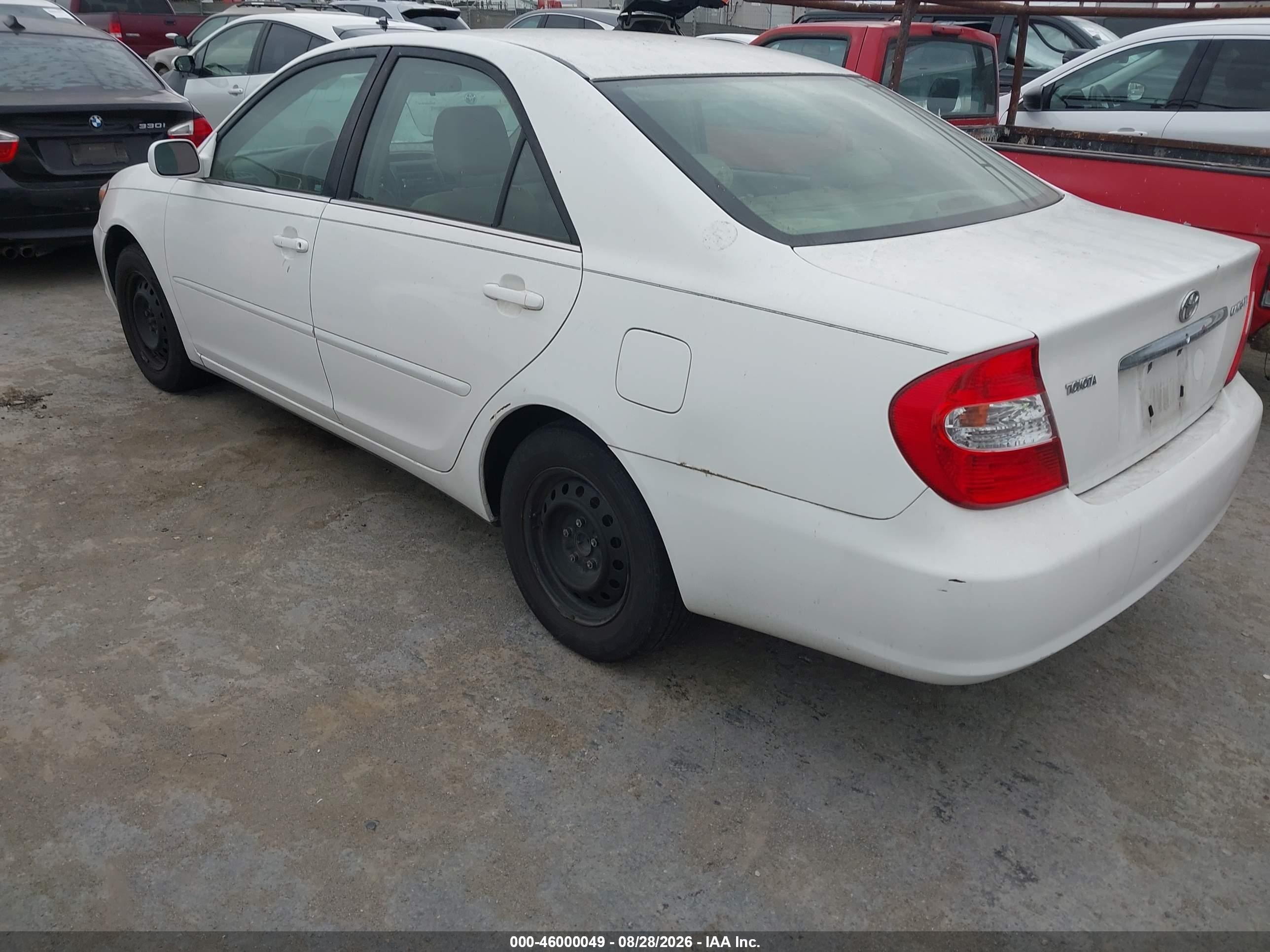 2002 Toyota Camry Le White vin: JTDBE30K420102854